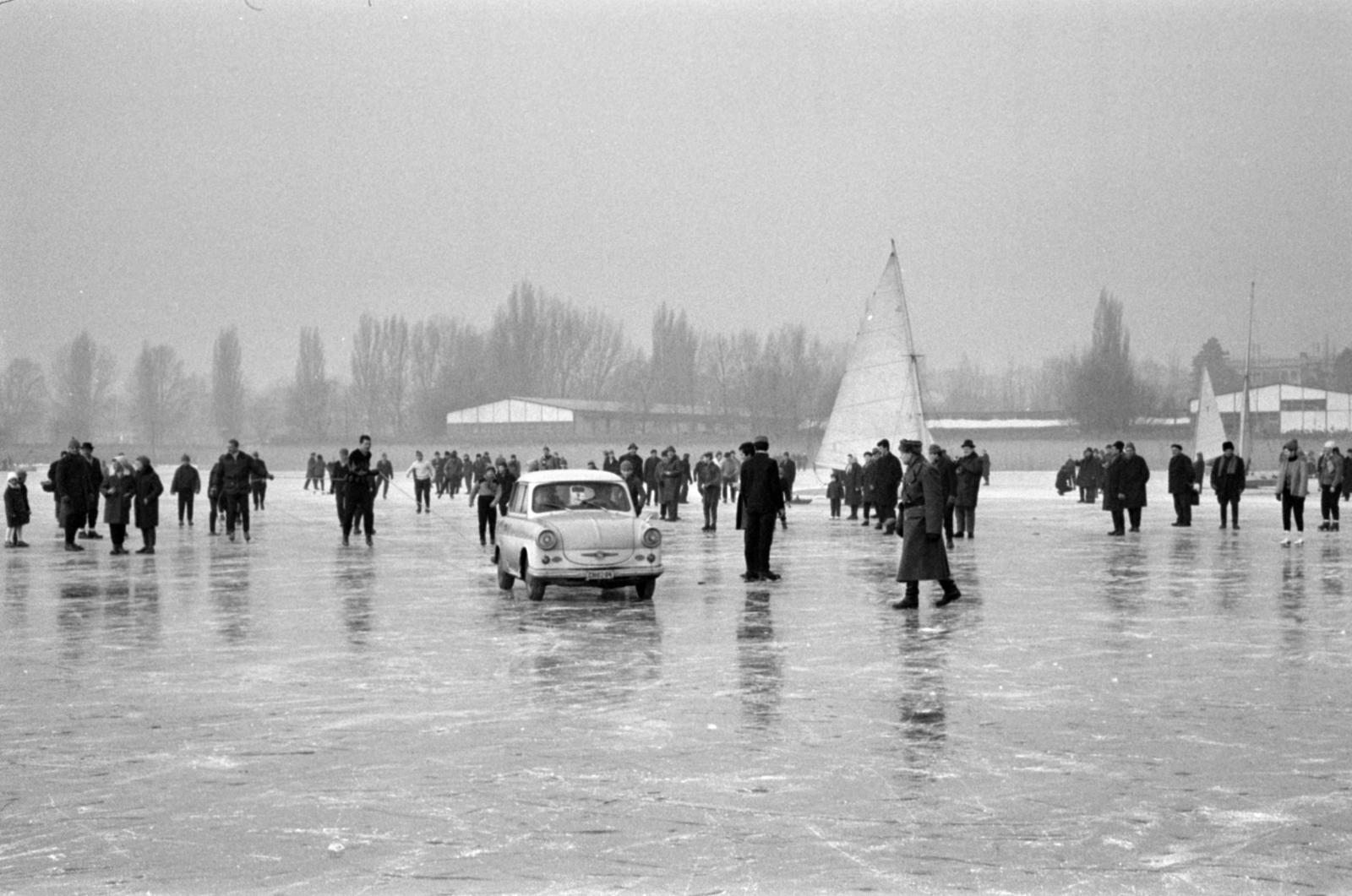 A Trabant 500-as típusú személygépkocsi Balatonföldvárról a befagyott Balatonon érkezett a füredi hajóállomáshoz, 1967-ben