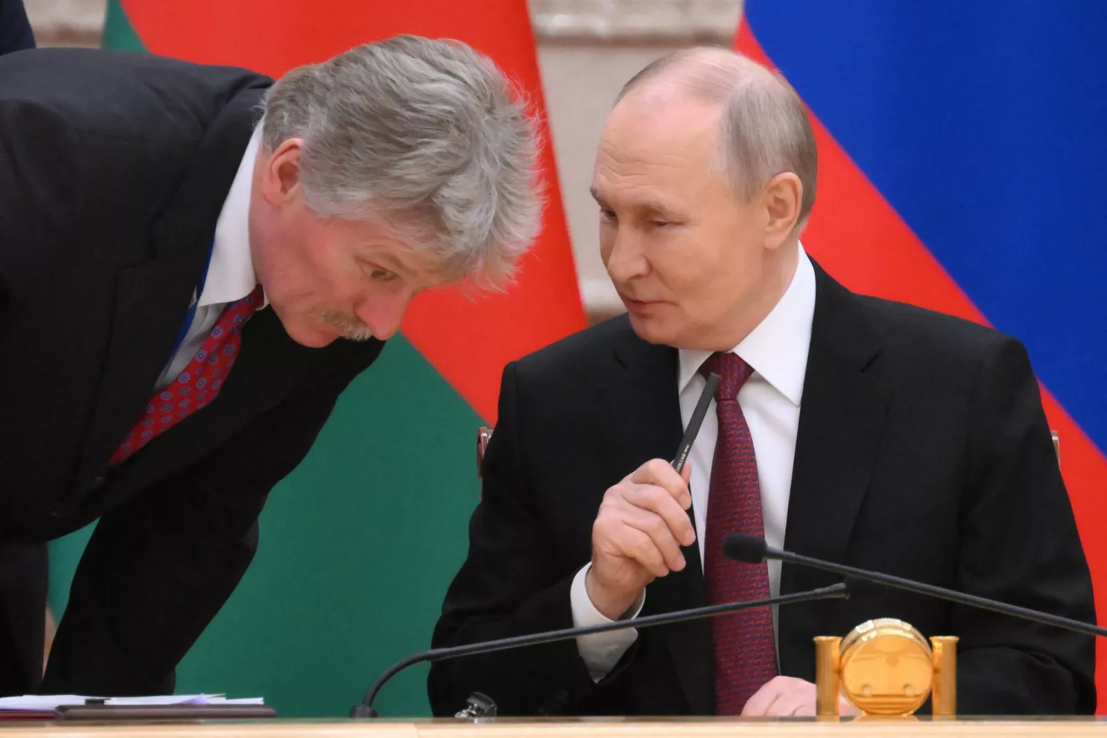 Dmitrij Peszkov elnöki szóvivő és Vlagyimir Putyin - Korábbi felvétel