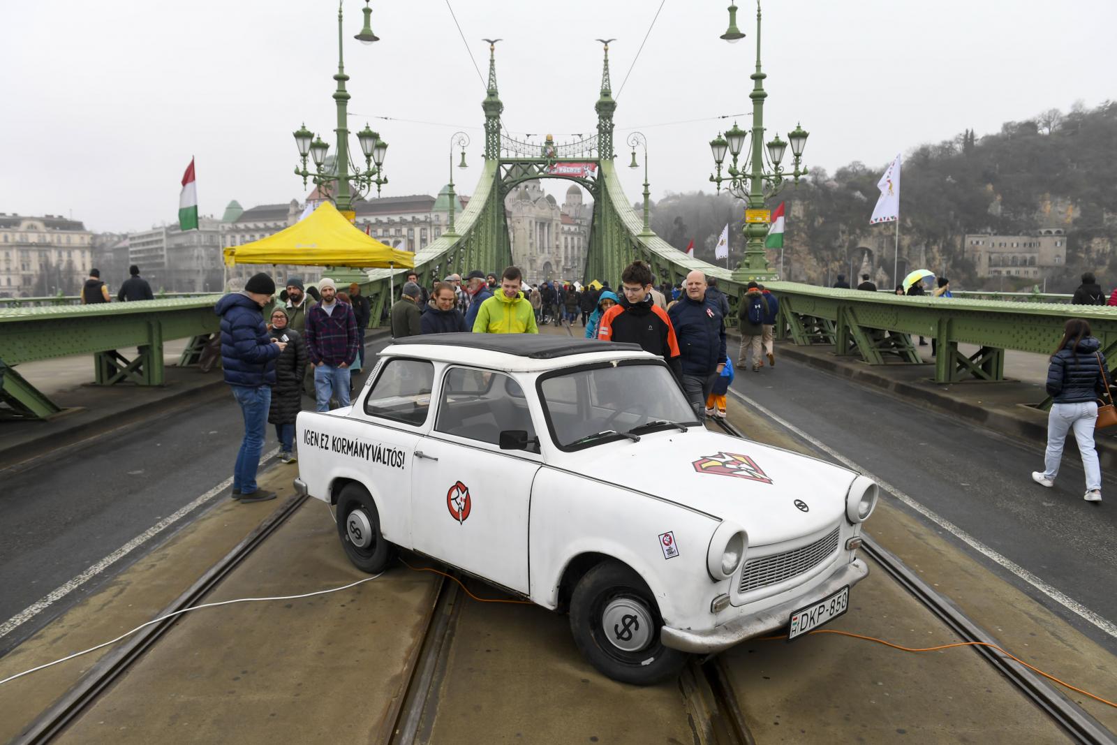 A Magyar Kétfarkú Kutya Párt rendezvénye a Szabadság hídon 
