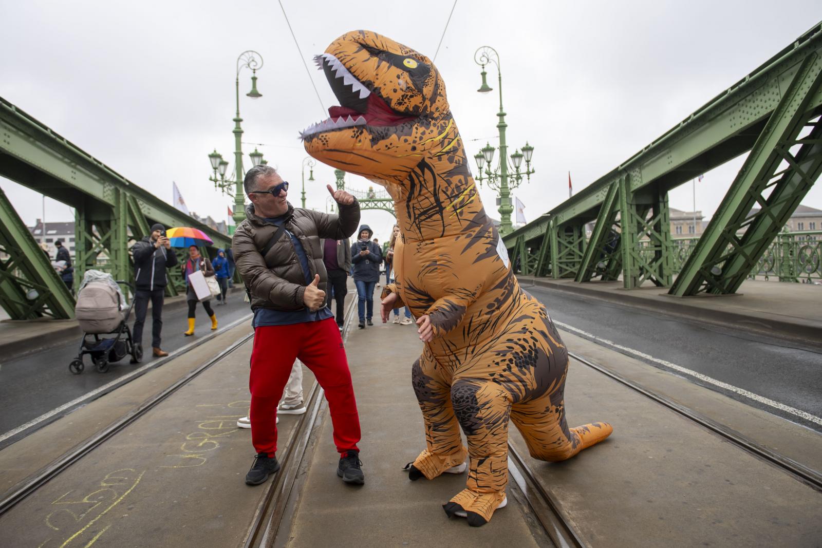A Magyar Kétfarkú Kutya Párt rendezvénye a Szabadság hídon 