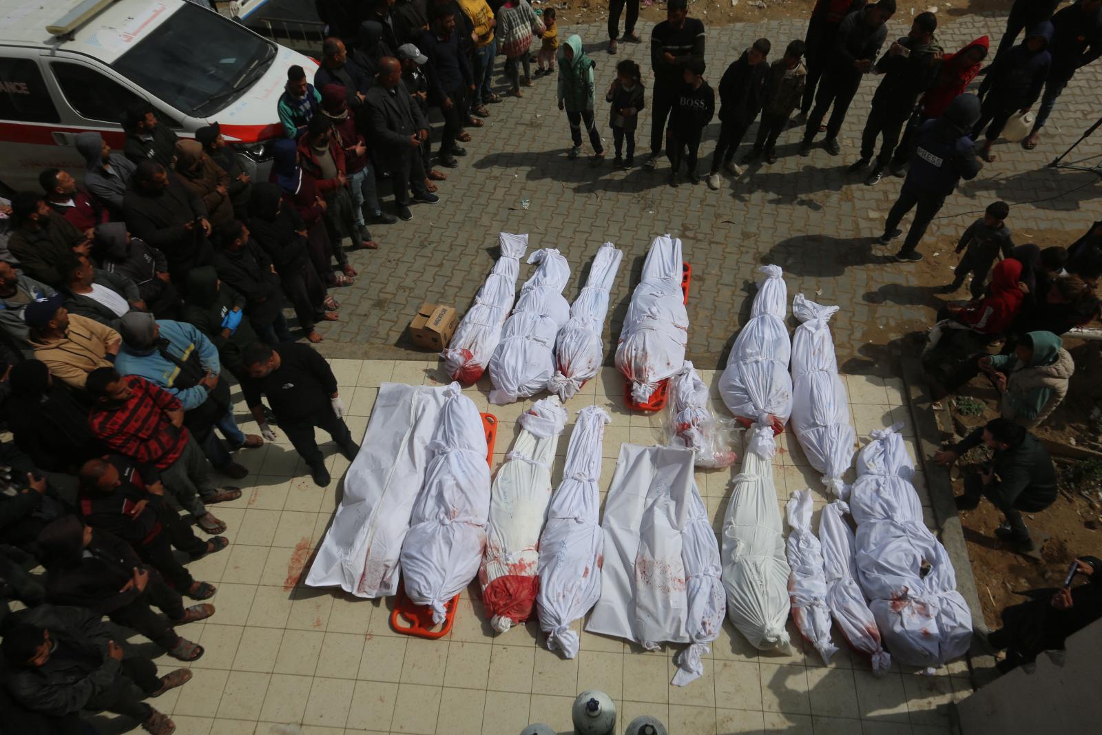 Holttestek Bét Lahija kórházának udvarán március 20-án, miután Izrael újabb rakétatámadást hajtott végre