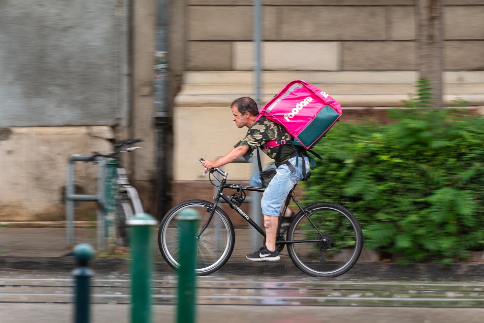 Foodora futár 2024 július 8-án Budapesten.