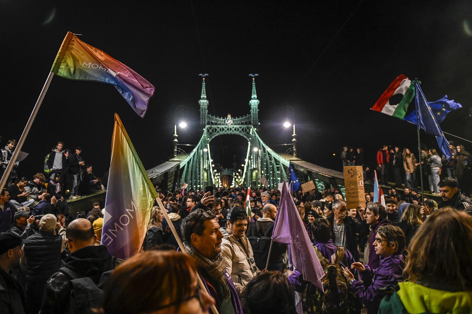A tüntetők egyik állomása a Szabadság híd volt