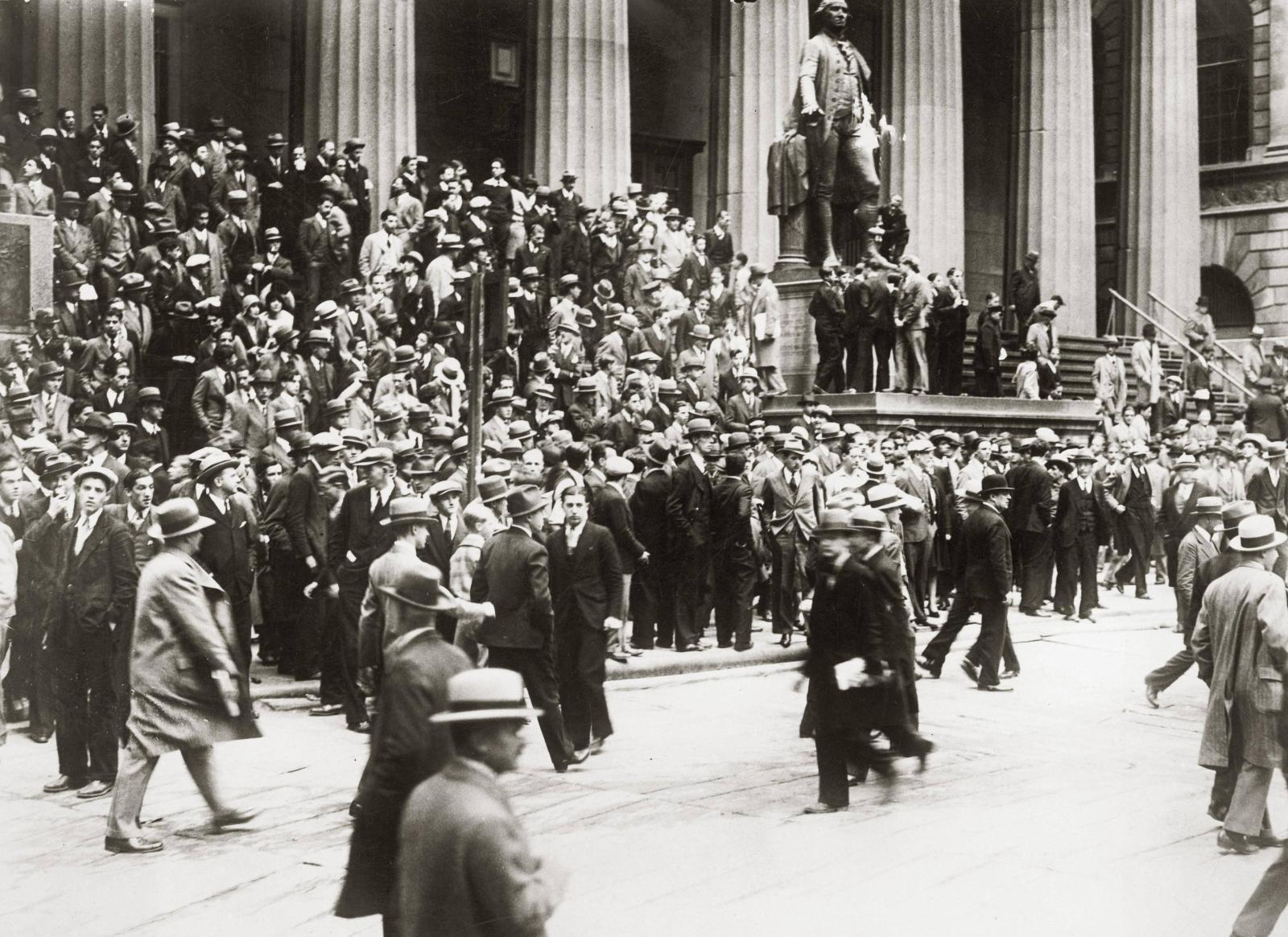 A legemlékezetesebb összeomlás 1929-ben: tömegek figyelik az eseményeket a Wall- és Broadstreet sarkán New York-ban