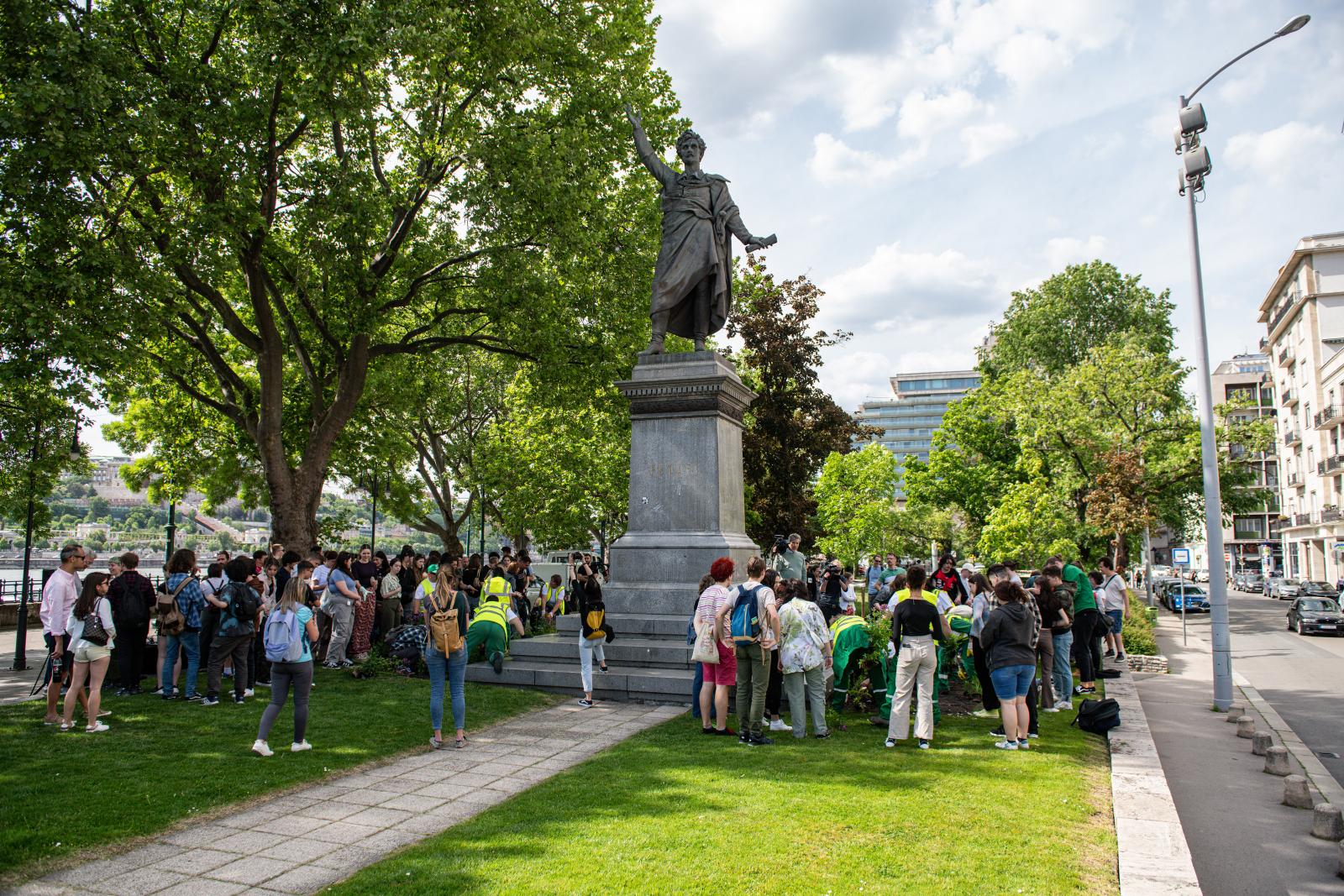 A 95. Ünnepi Könyvhét 2024 nyarán: Budapest olvas flashmob a Fővárosi Szabó Ervin könyvtár szervezésében