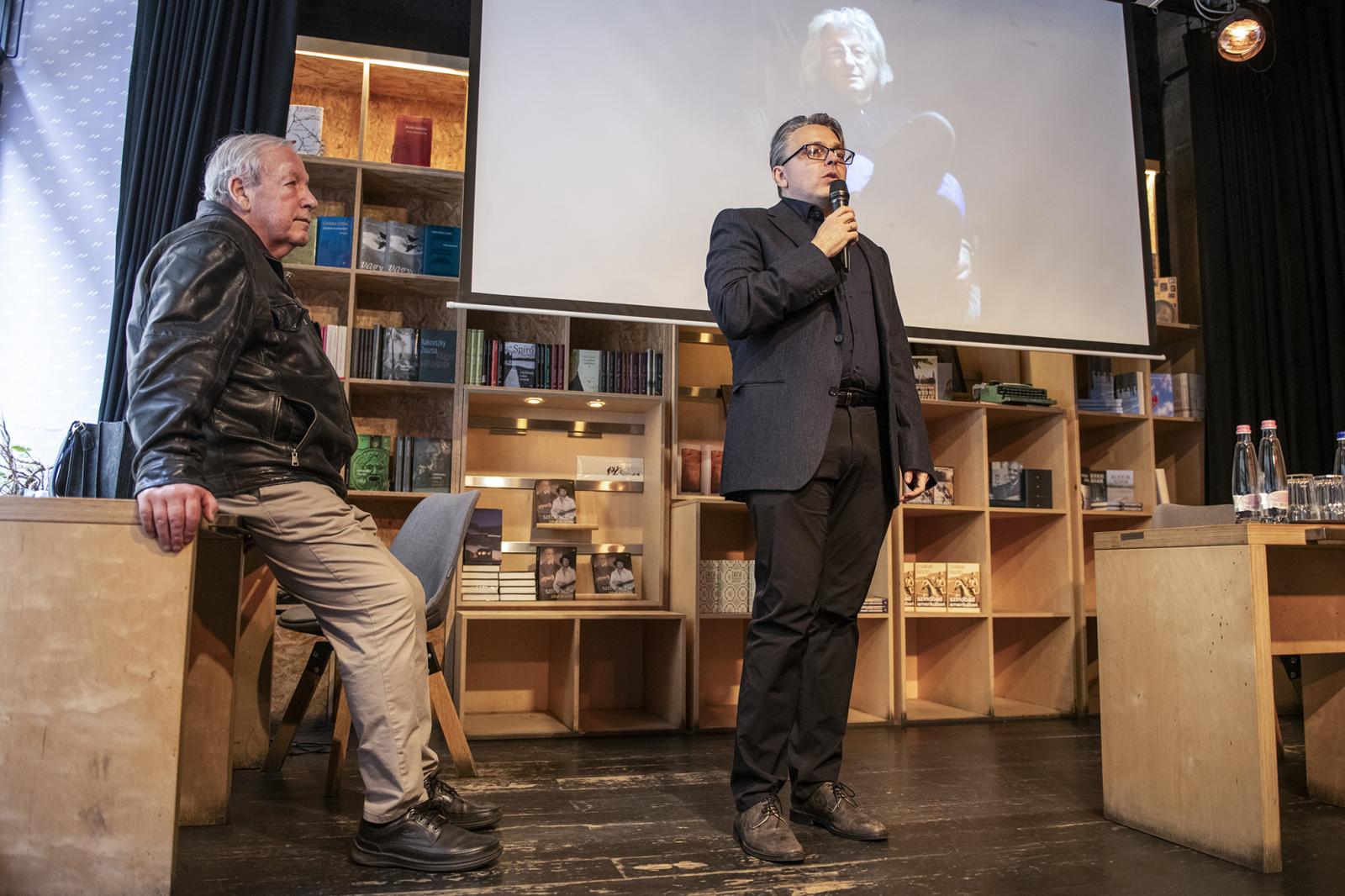 Vámos Miklós és Dragomán György a száz támogató mellé még újabbakat keres az épület felújításához