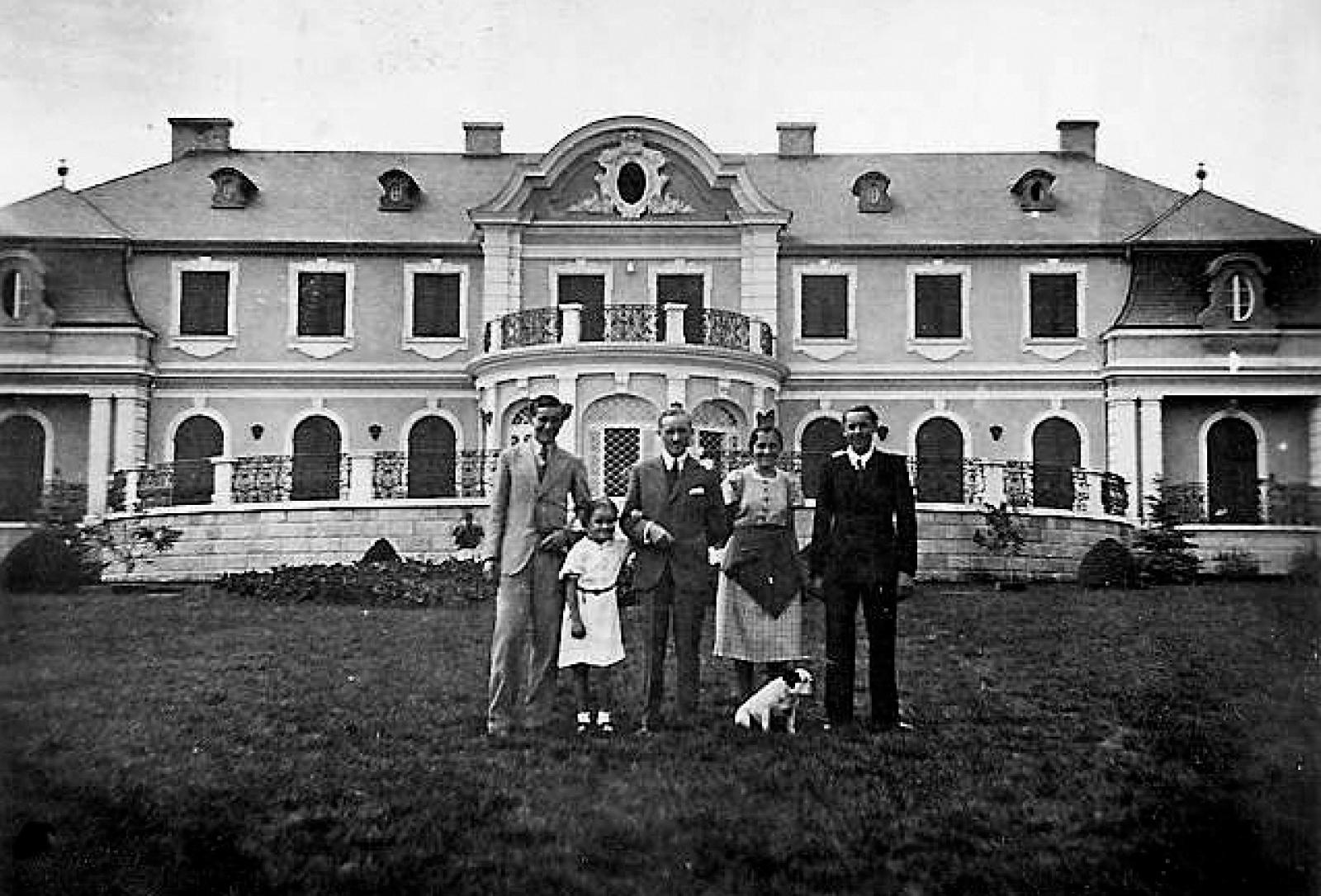 A Szávozd család tizenhat szobás hatvanpusztai kastélya, amely a legendáriumokban olykor egyenesen száztíz szobásra nő meg