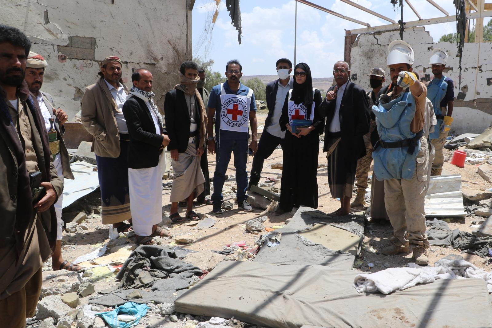 A Vöröskereszt munkatársai támogatnak egy gyászolót, aki elvesztette lányát és testvérét egy szemétlerakó-omlásban, Kampalában 2024. augusztus 10-én. Nyolcan vesztették életüket, köztük két gyermek