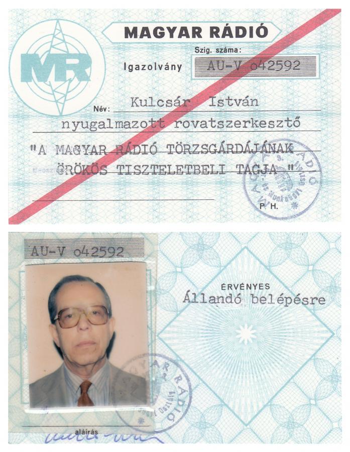 A szerző egykori rádiós igazolványa, amelyen a piros színű átlós csík azt jelezte, hogy beléphet az élő adásokat rögzítő stúdiók folyosójára