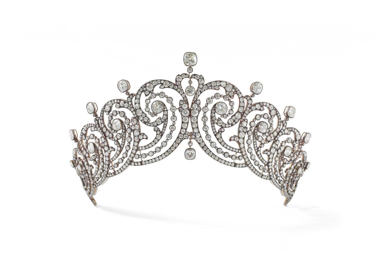 Az 1040 gyémántból álló Scroll (Tekercs) tiarának is van királyi vonatkozása, legutóbb Rihanna villantotta meg a W Magazine címlapján