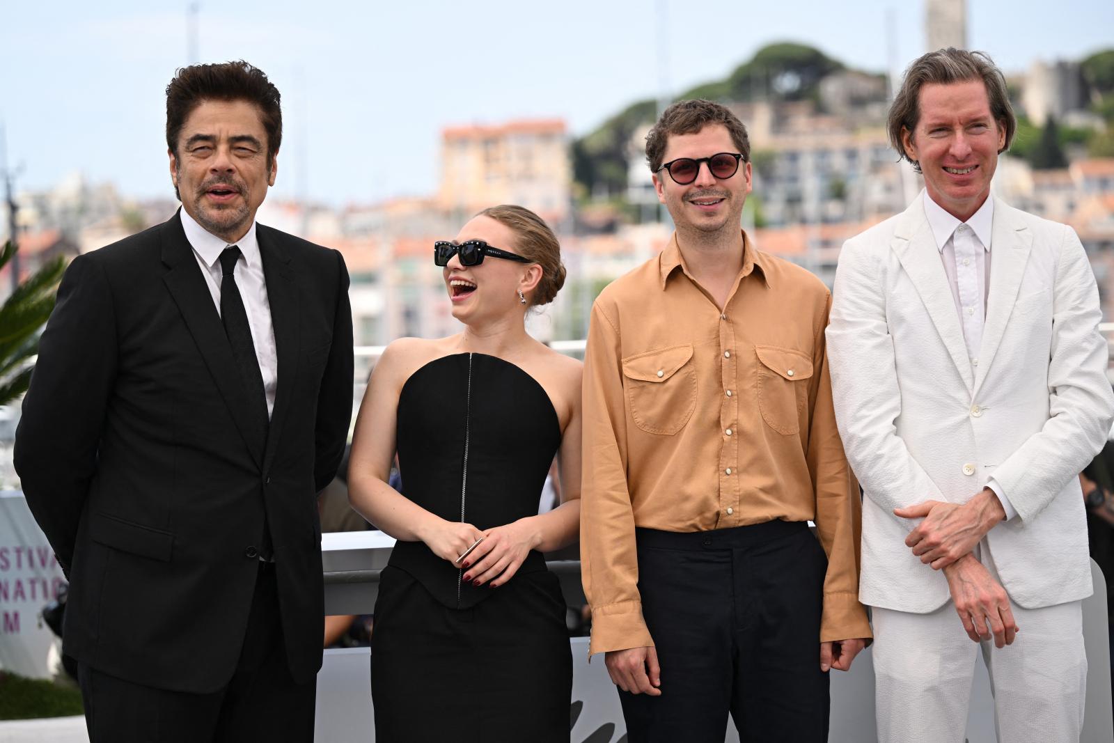 Benicio Del Toro, Mia Threapleton, Michael Cera és Wes Anderson Cannes-ban május 19-én