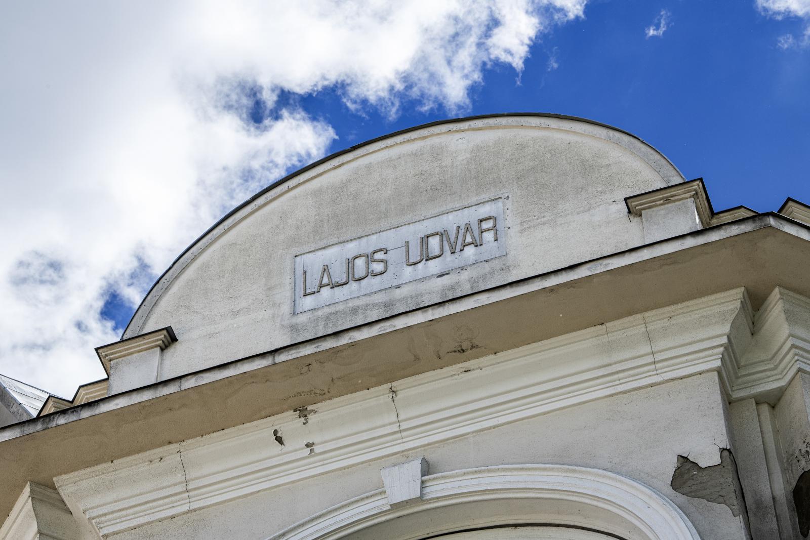 A Király utca 59/A, homlokzatán a Lajos udvar felirattal
