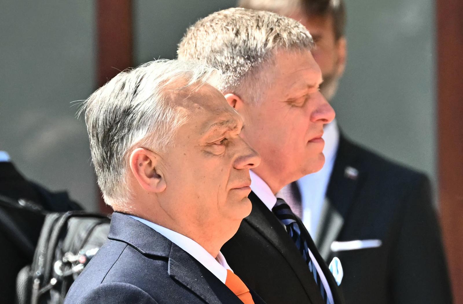 Két jó barát:
Orbán Viktor
és Robert Fico.
Látszólag önként
és dalolva
masírozunk –
már megint
– a vesztünkbe