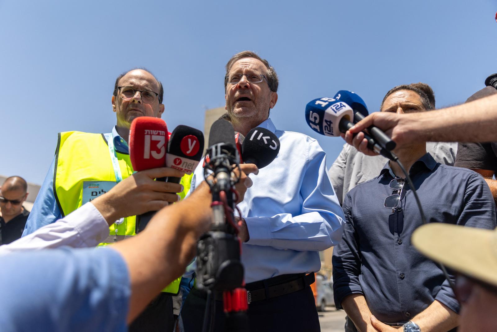 Jichák Hercog elnök nyilatkozik a Soroka kórház előtt június 19-én
