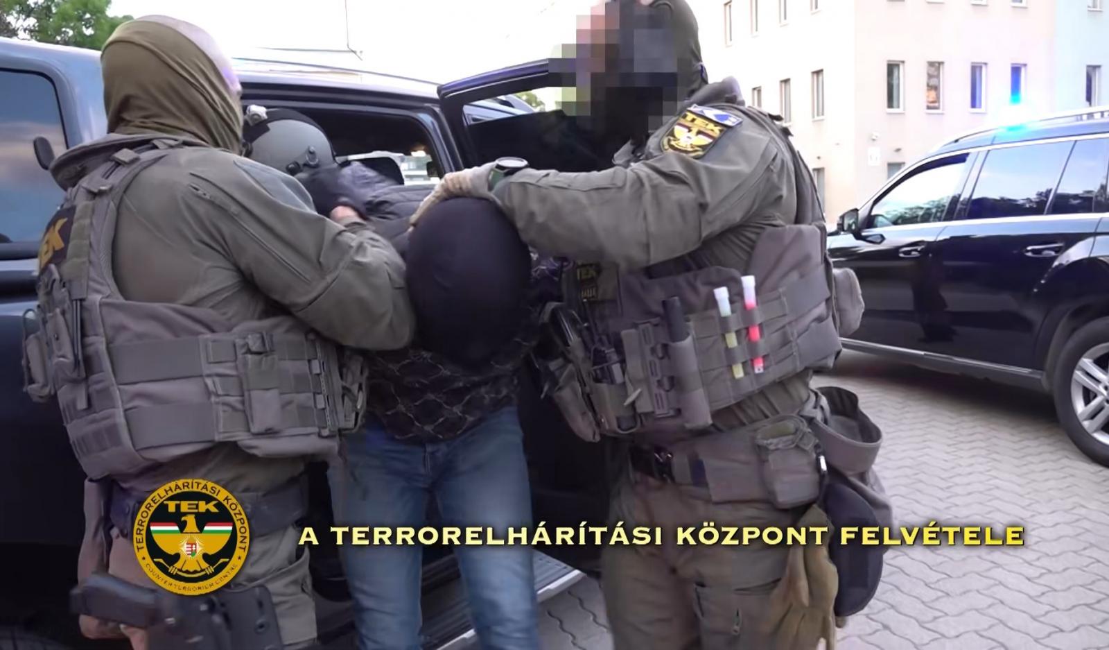 Politikai akció?
Budapesten,
a Ferenciek
terén egyfajta
„titkosszolgálati
látványpékség”
keretében
letartóztattak
egy ukrán állampolgárt,
akit
haladéktalanul ki
is toloncoltak