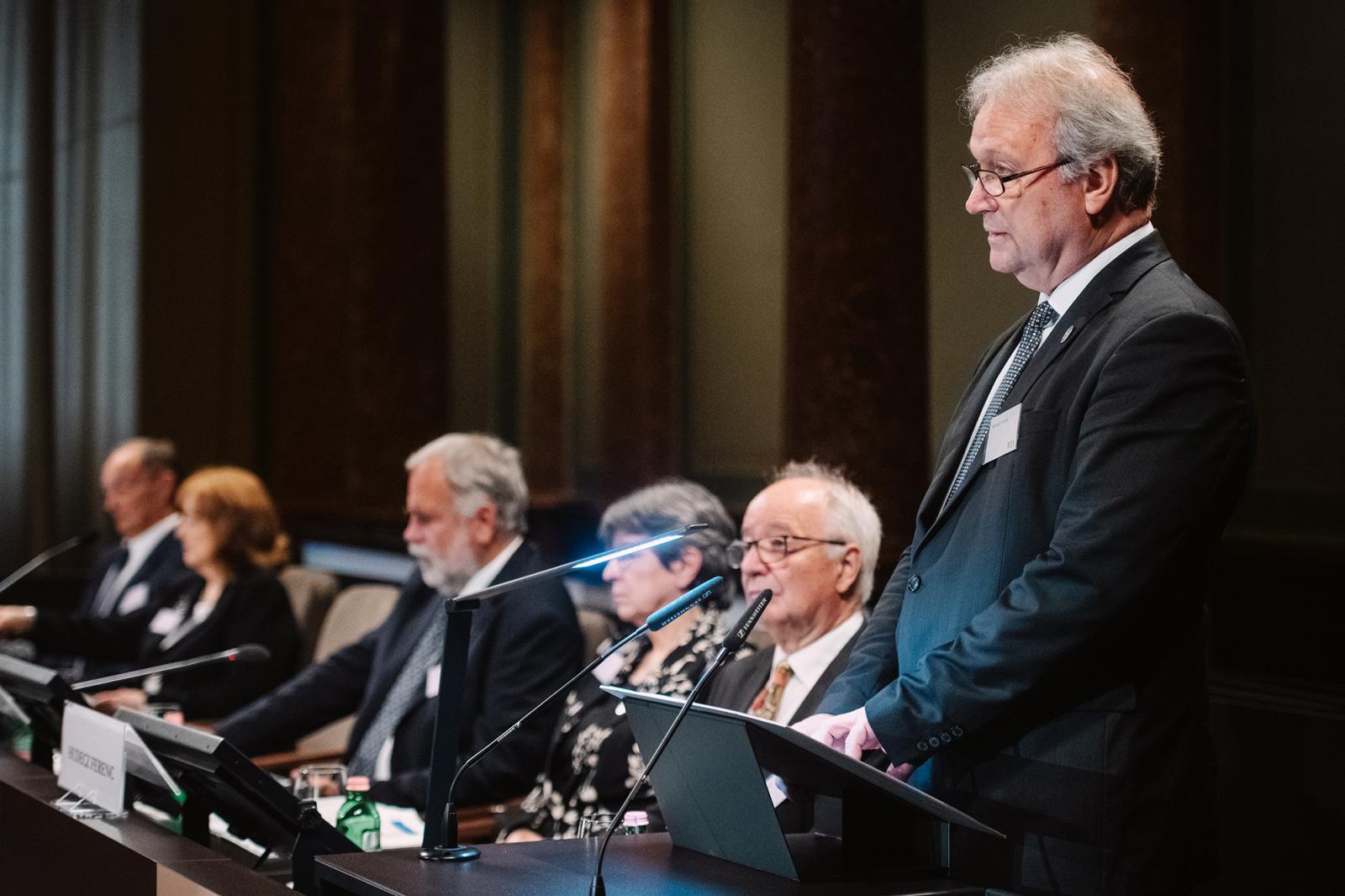 Freund Tamás,
az Akadémia
elnöke idén év
elején a Magyar
Tudományban
megjelent
(Oberfrank
Ferenccel közös)
cikkében bírálta
a kormány tudománypolitikáját