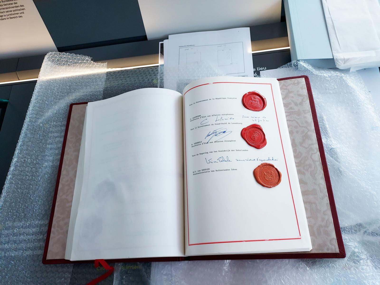 Az eredeti
schengeni
egyezmény azon
oldala, amelyen
Robert Goebbels
luxemburgi
államminiszter
aláírása is szerepel