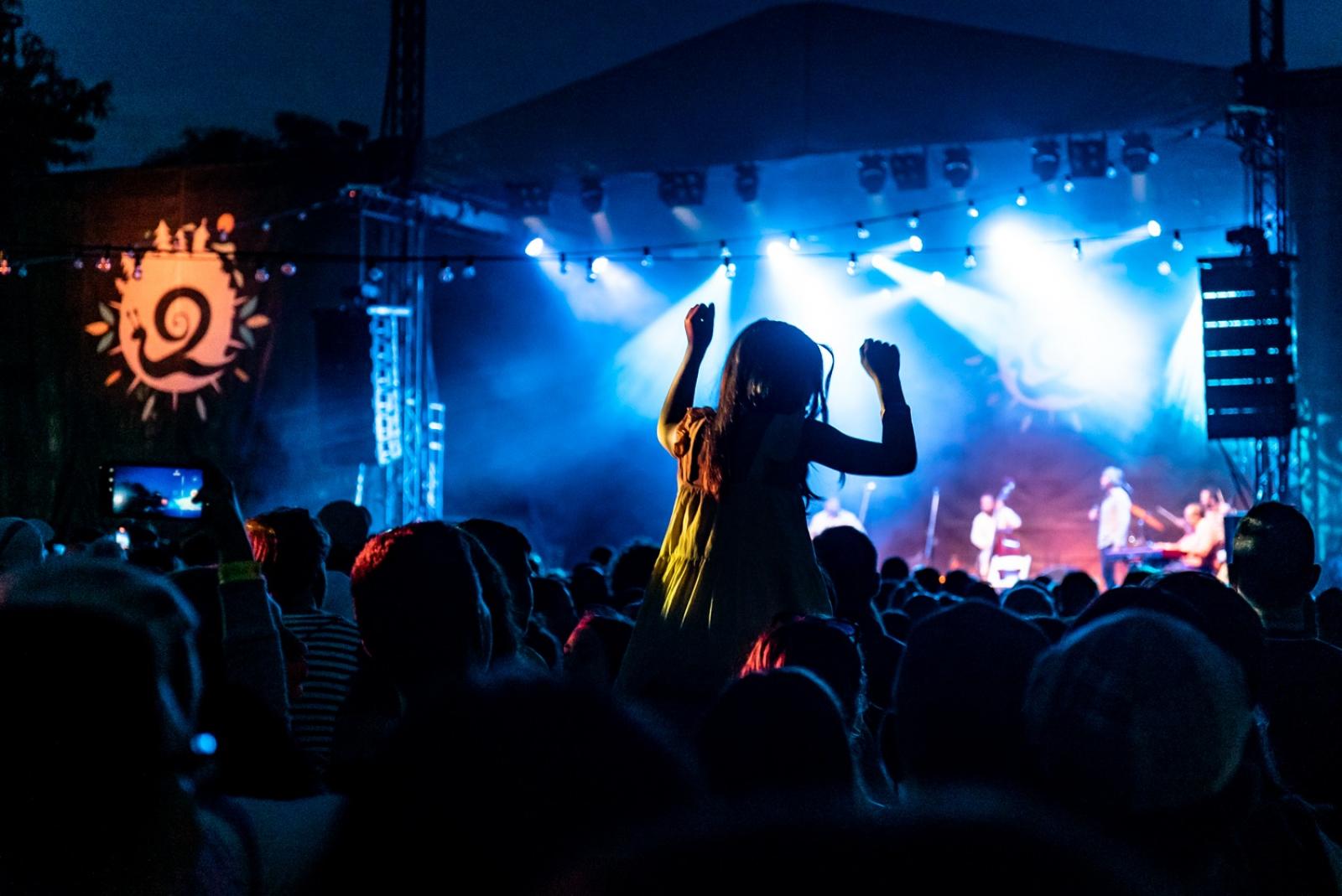 A HéBa zenekar alkalmi örömzenélése Kapolcson, a Művészetek Völgyében