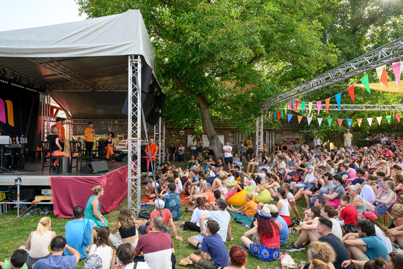 A HéBa zenekar alkalmi örömzenélése Kapolcson, a Művészetek Völgyében