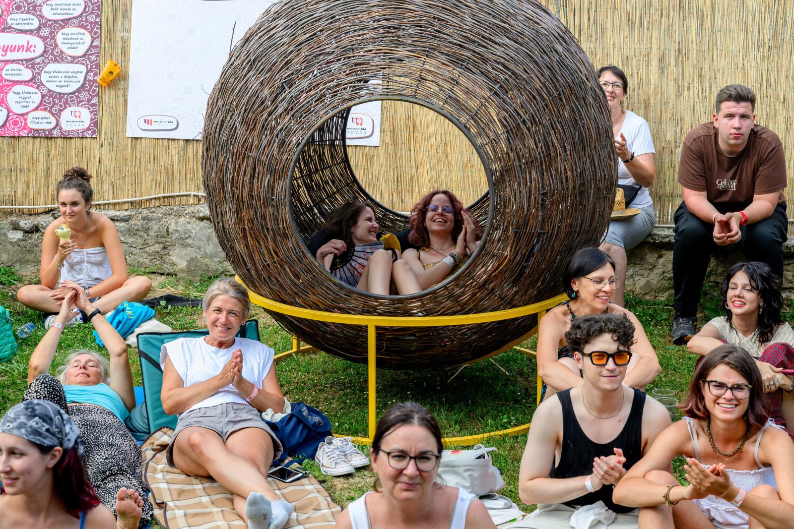 A HéBa zenekar alkalmi örömzenélése Kapolcson, a Művészetek Völgyében