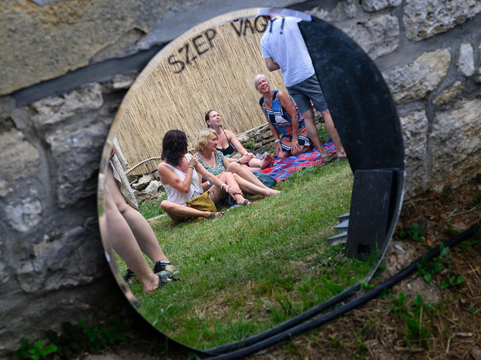 A HéBa zenekar alkalmi örömzenélése Kapolcson, a Művészetek Völgyében