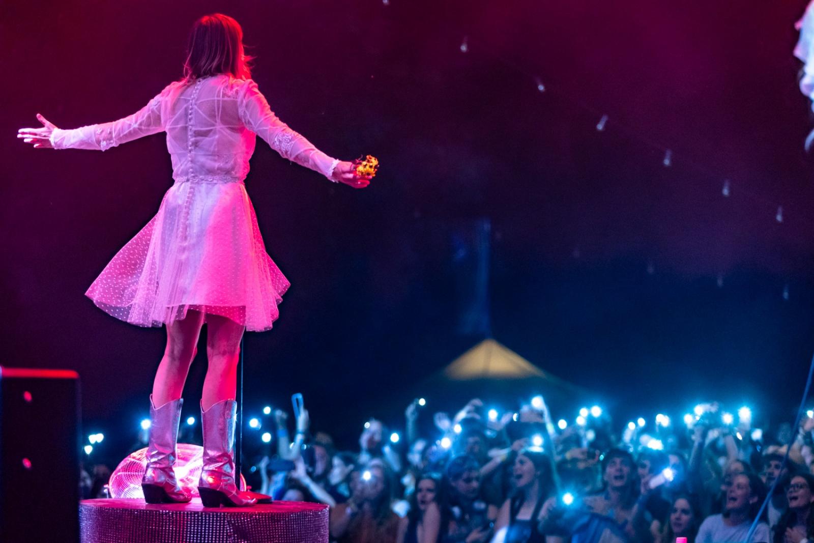 A HéBa zenekar alkalmi örömzenélése Kapolcson, a Művészetek Völgyében