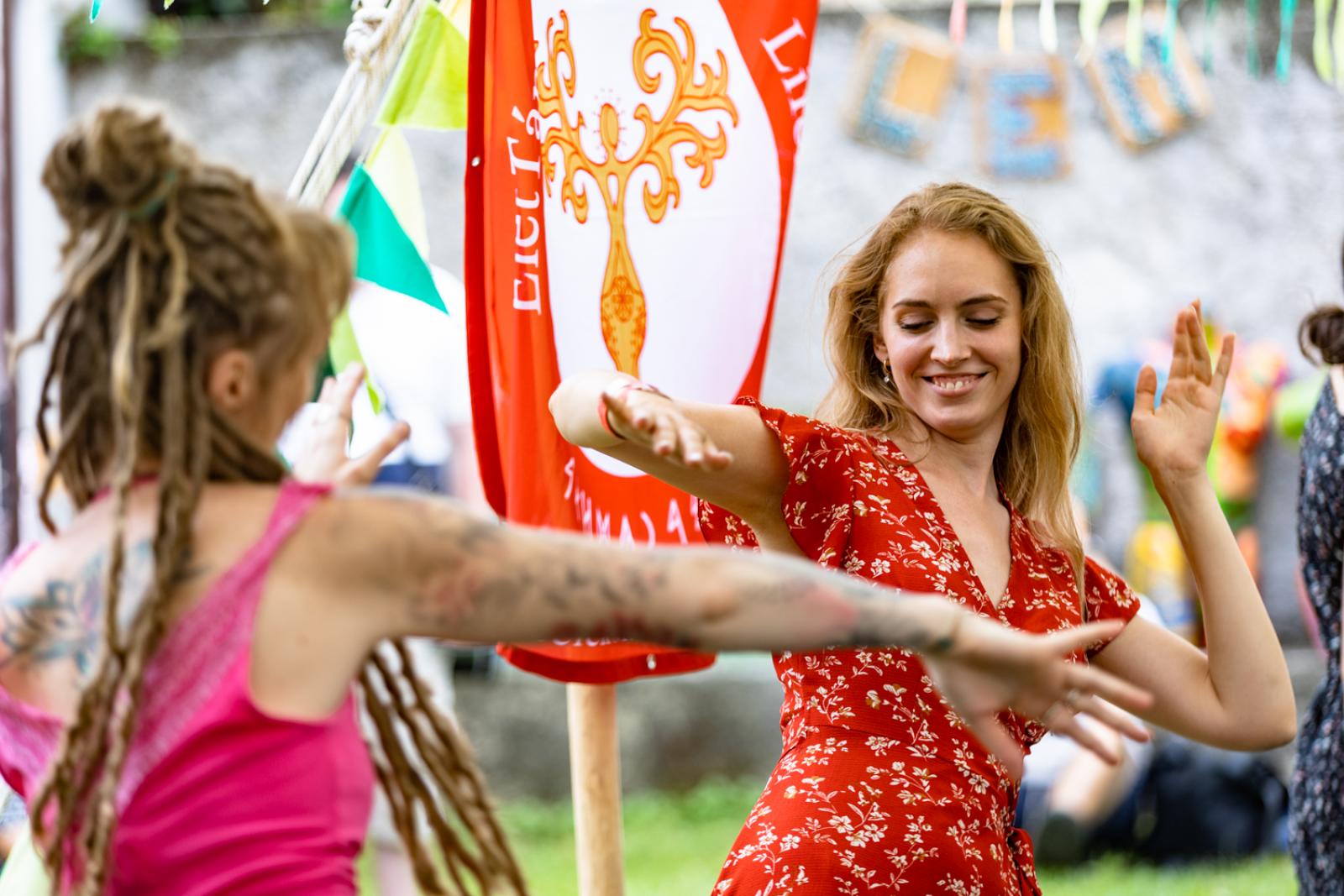 A HéBa zenekar alkalmi örömzenélése Kapolcson, a Művészetek Völgyében