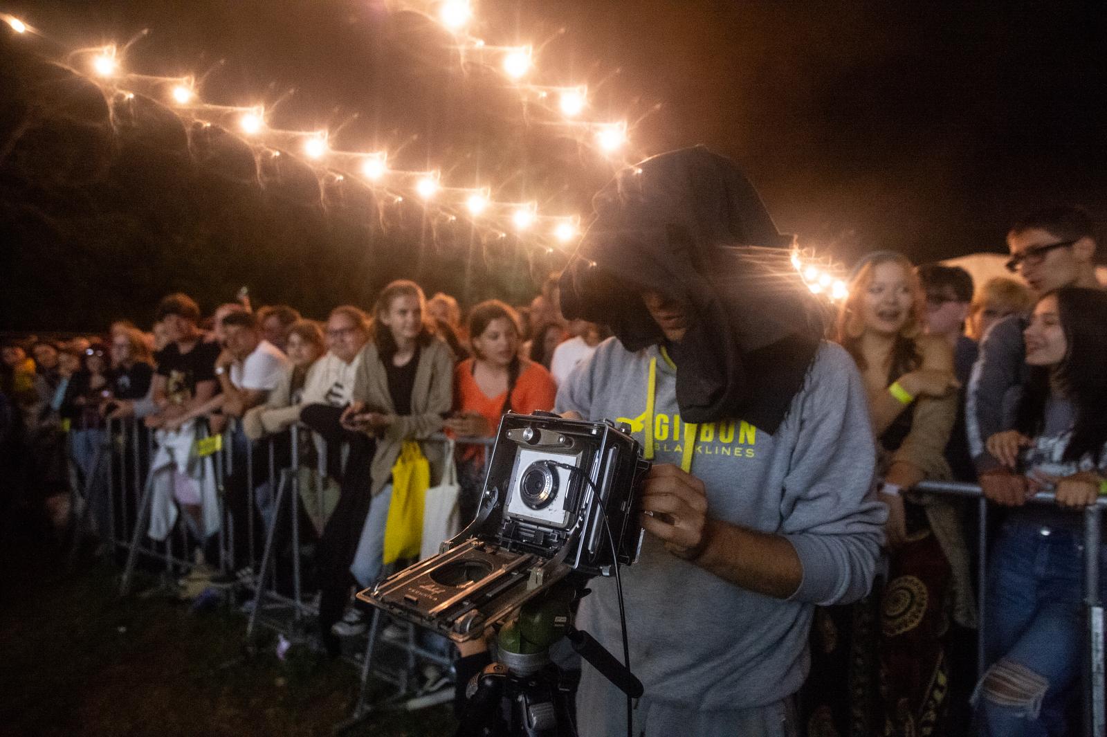 A HéBa zenekar alkalmi örömzenélése Kapolcson, a Művészetek Völgyében