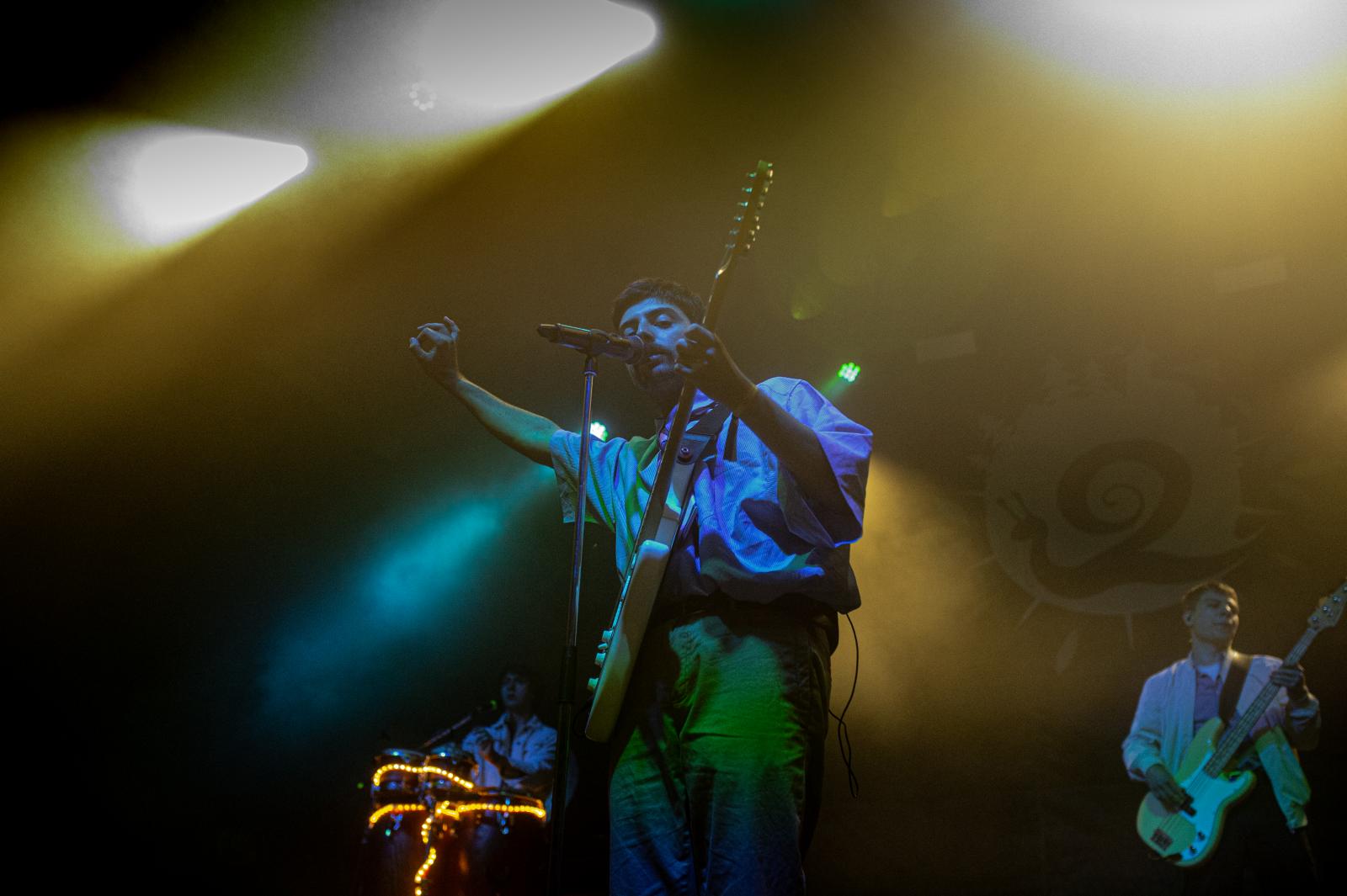 A HéBa zenekar alkalmi örömzenélése Kapolcson, a Művészetek Völgyében