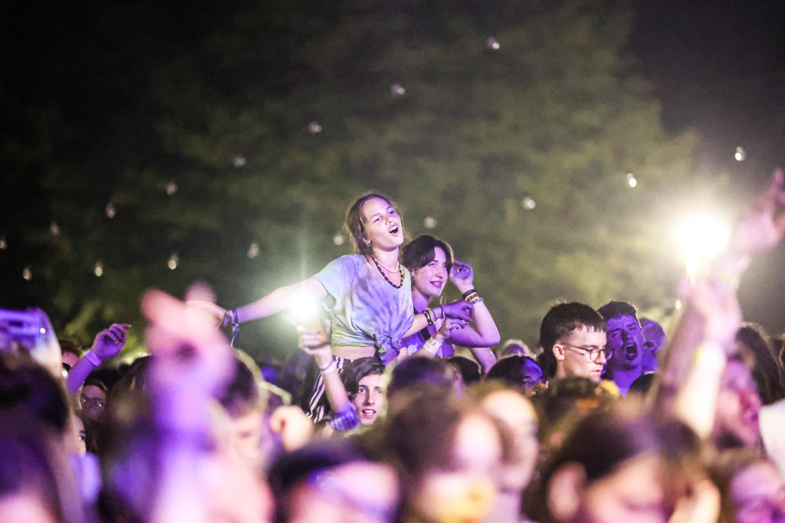 A HéBa zenekar alkalmi örömzenélése Kapolcson, a Művészetek Völgyében