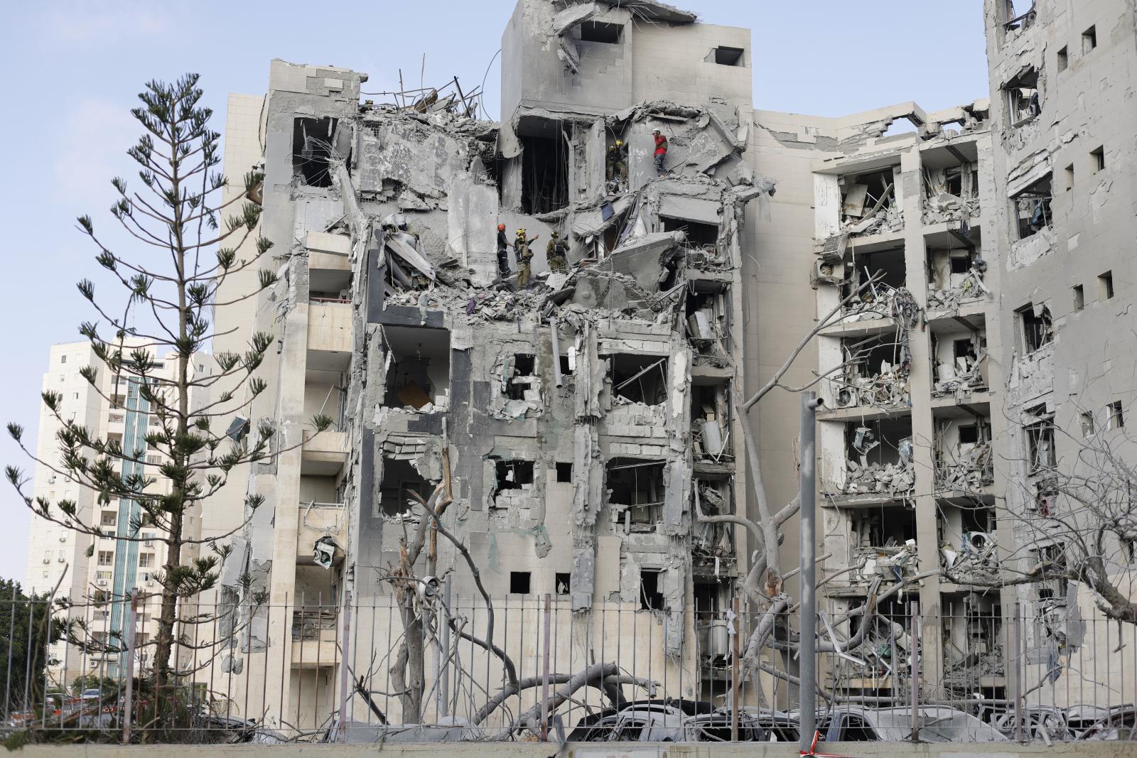 Eltalált egy Iránból indított rakéta egy többemeletes épületet az Izrael déli részén található Beér-Seván 2025. június 24-én