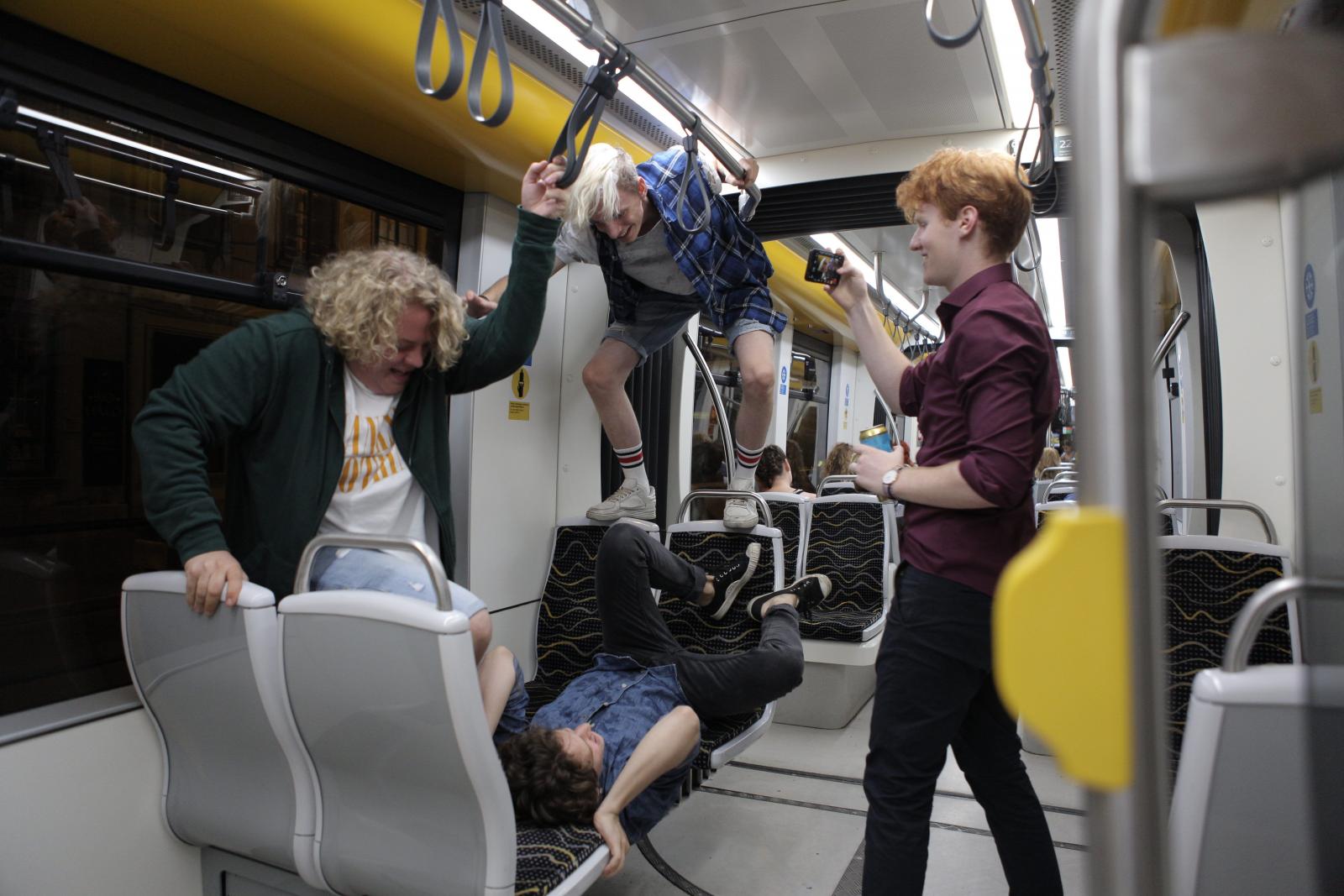 A FOMO arról mesél, hova vezethet, ha a közösségi média belső kényszerré válása generál konfliktust