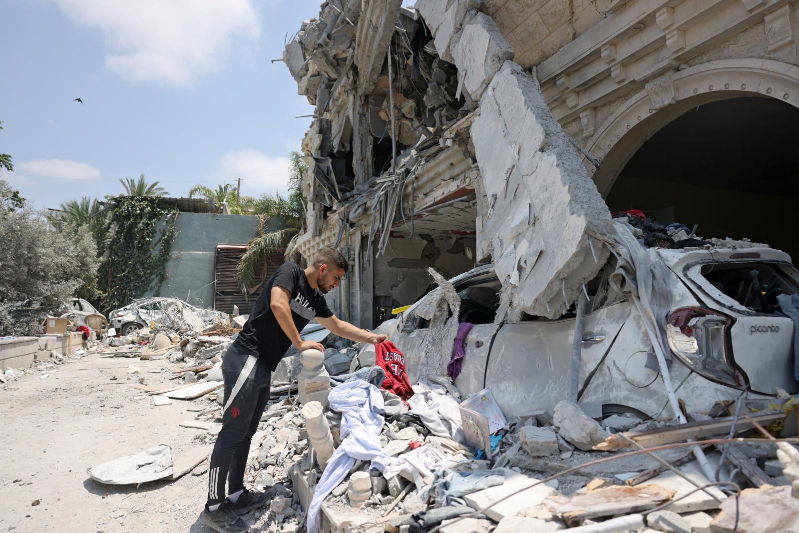 Életkép iráni légicsapás után az izraeli Tamrában június 24-én