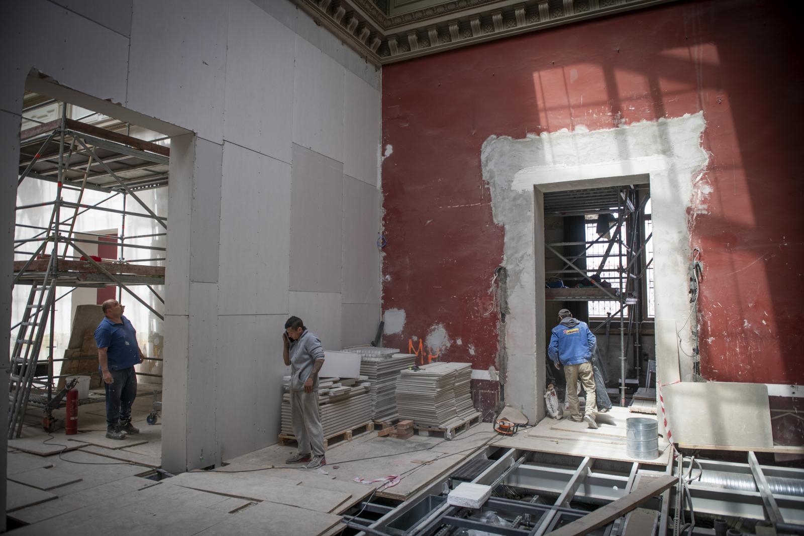 A harmadik emeleten a képtár legtöbb fala fölülről van függesztve, hogy ne terhelje meg a díszterem födémjét