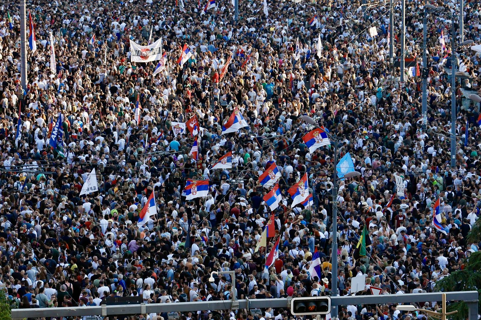 Tüntetők Belgrád központjában 2025. június 28-án