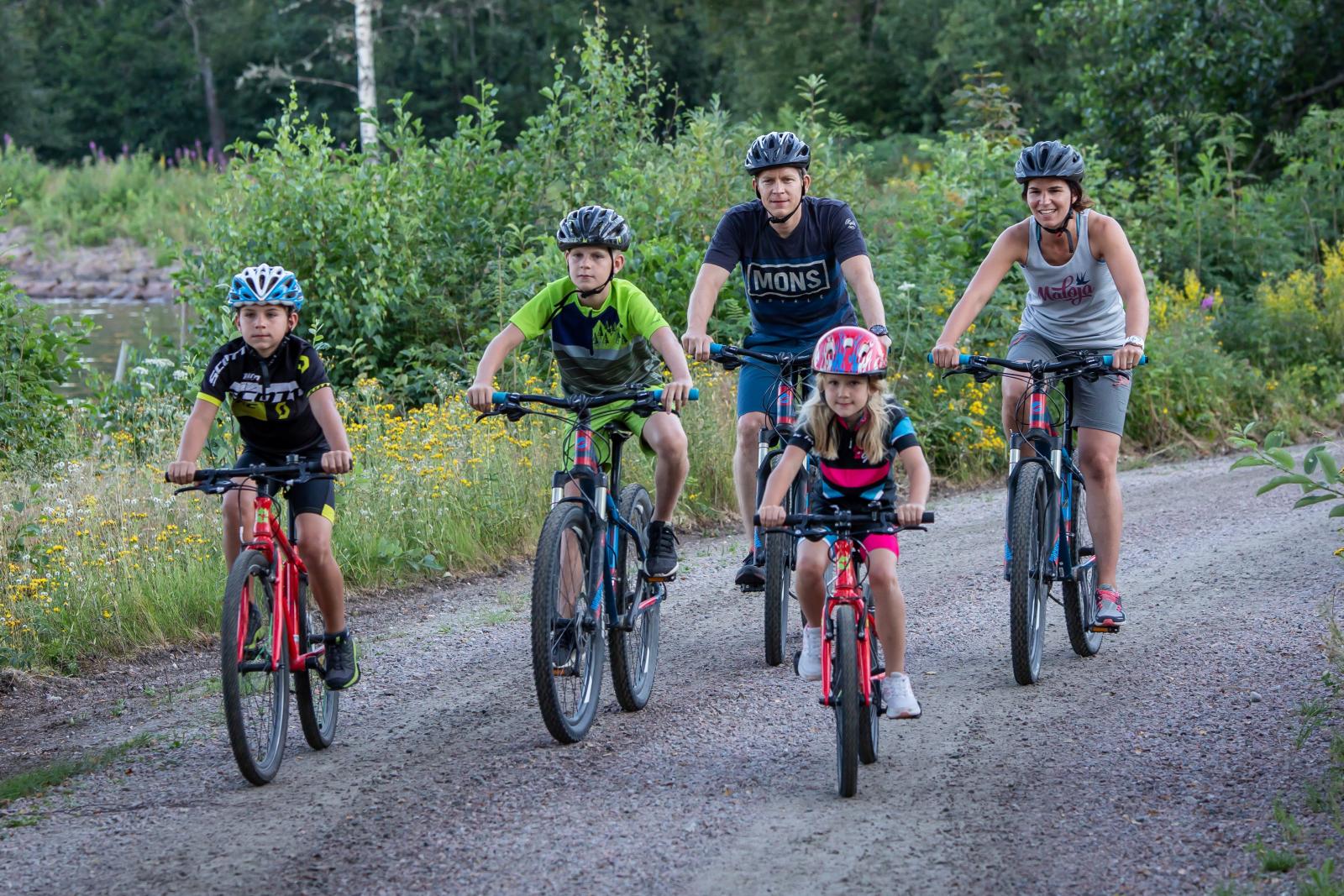 A családi adókedvezmény 50 százalékos félévi emelésének hatása 200 milliárd forintos bevételcsökkenéssel jár a költségvetési oldalon