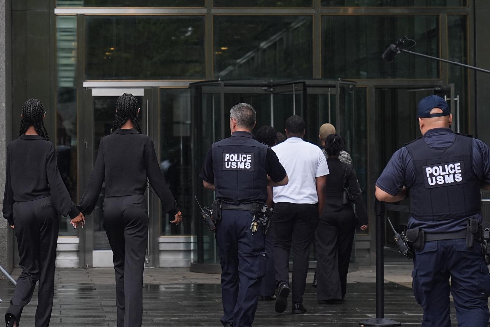 Sean `Diddy` Combs családtagjai megérkeztek a New York-i bíróság épületébe, mielőtt az esküdtszék döntést hozna 2025. július 2-án