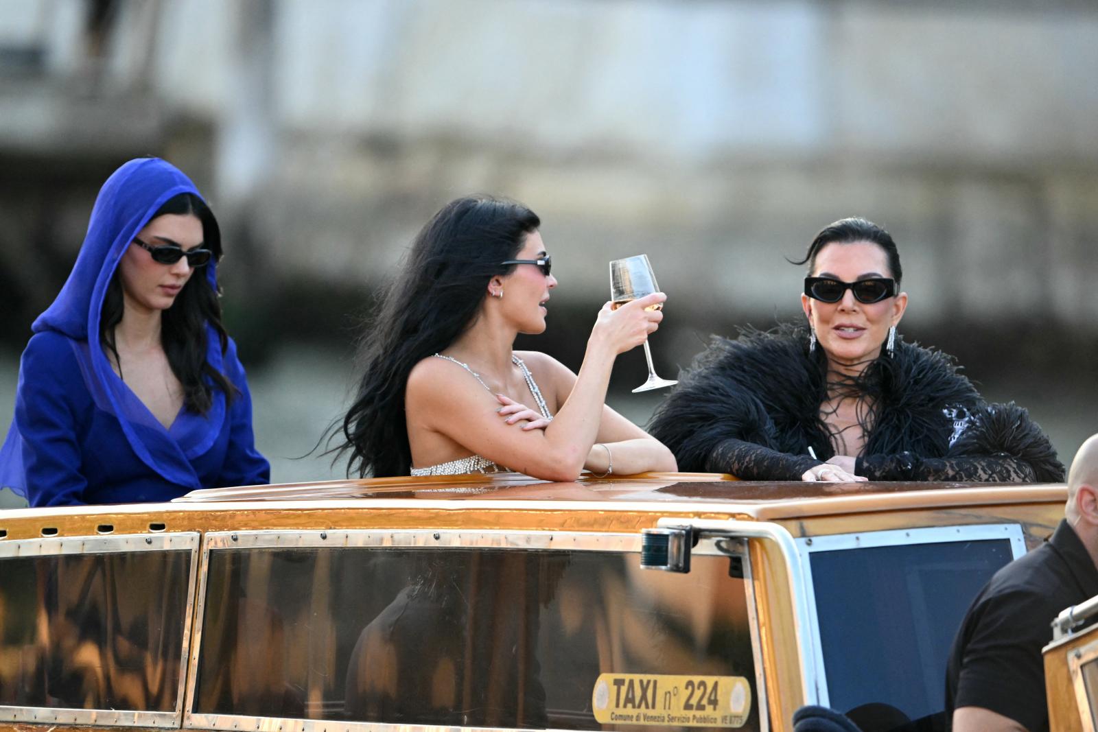 Kendall, Kris és Kylie Jenner partira indulnak a Gritti Palace Hotelből