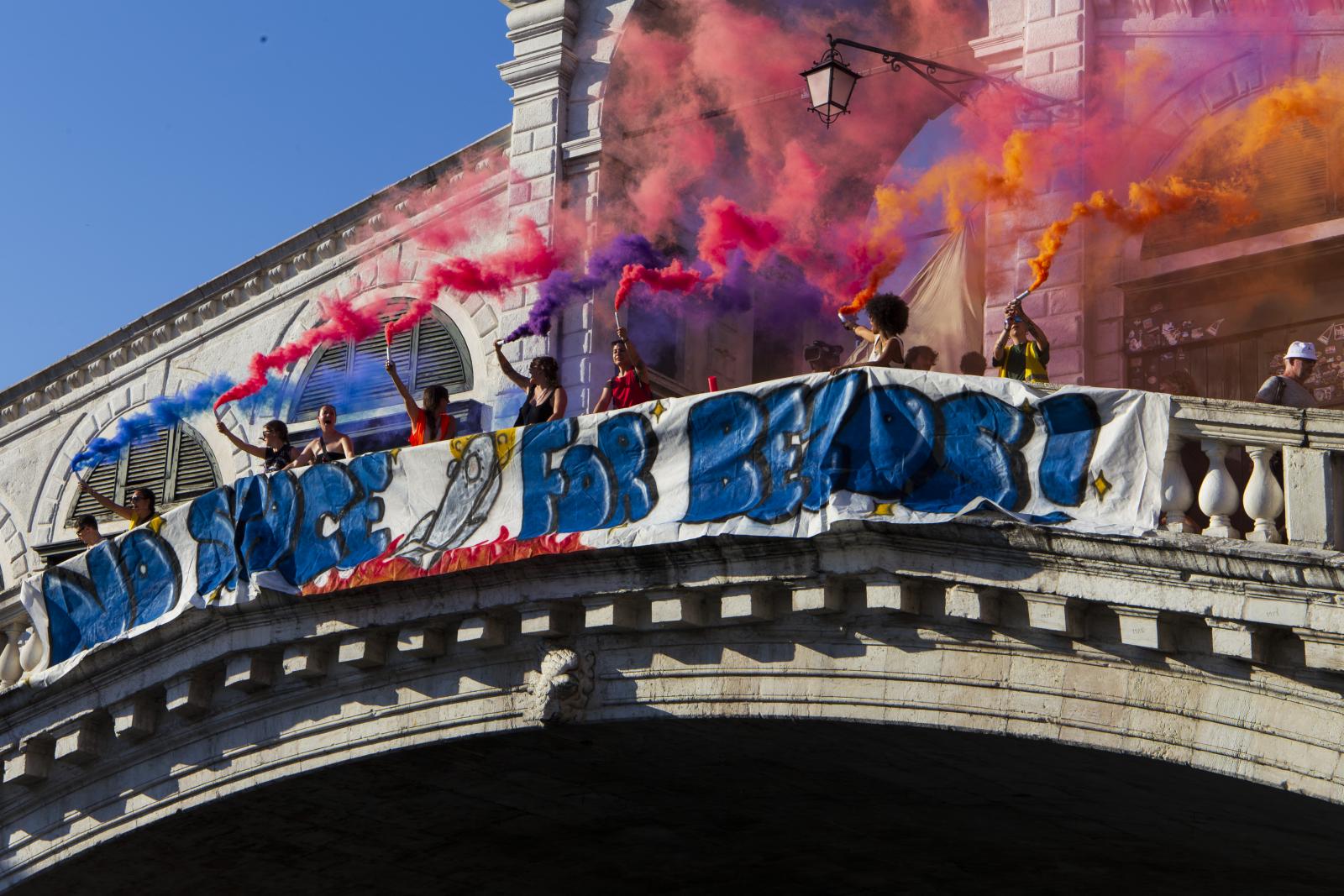 Kendall, Kris és Kylie Jenner partira indulnak a Gritti Palace Hotelből