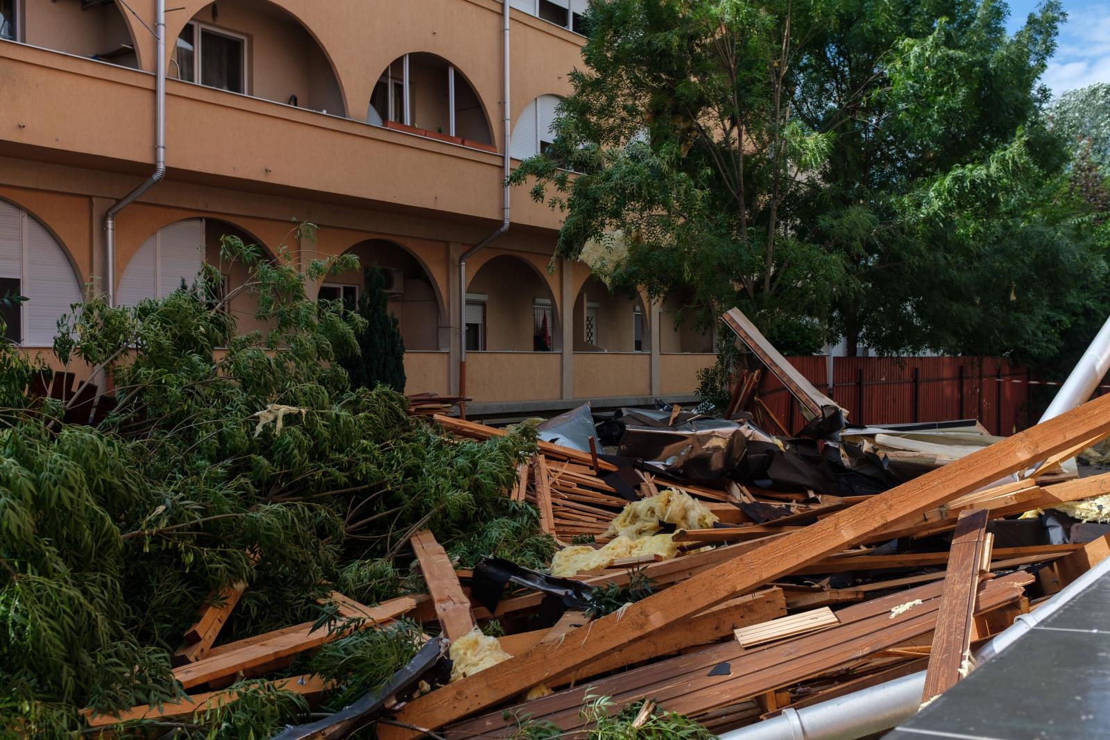 A Szegedi Tudományegyetem újszegedi telephelye tetõszerkezetének szétszóródott darabjai az épület közelében lévõ lakóházaknál 2025. július 8-án.