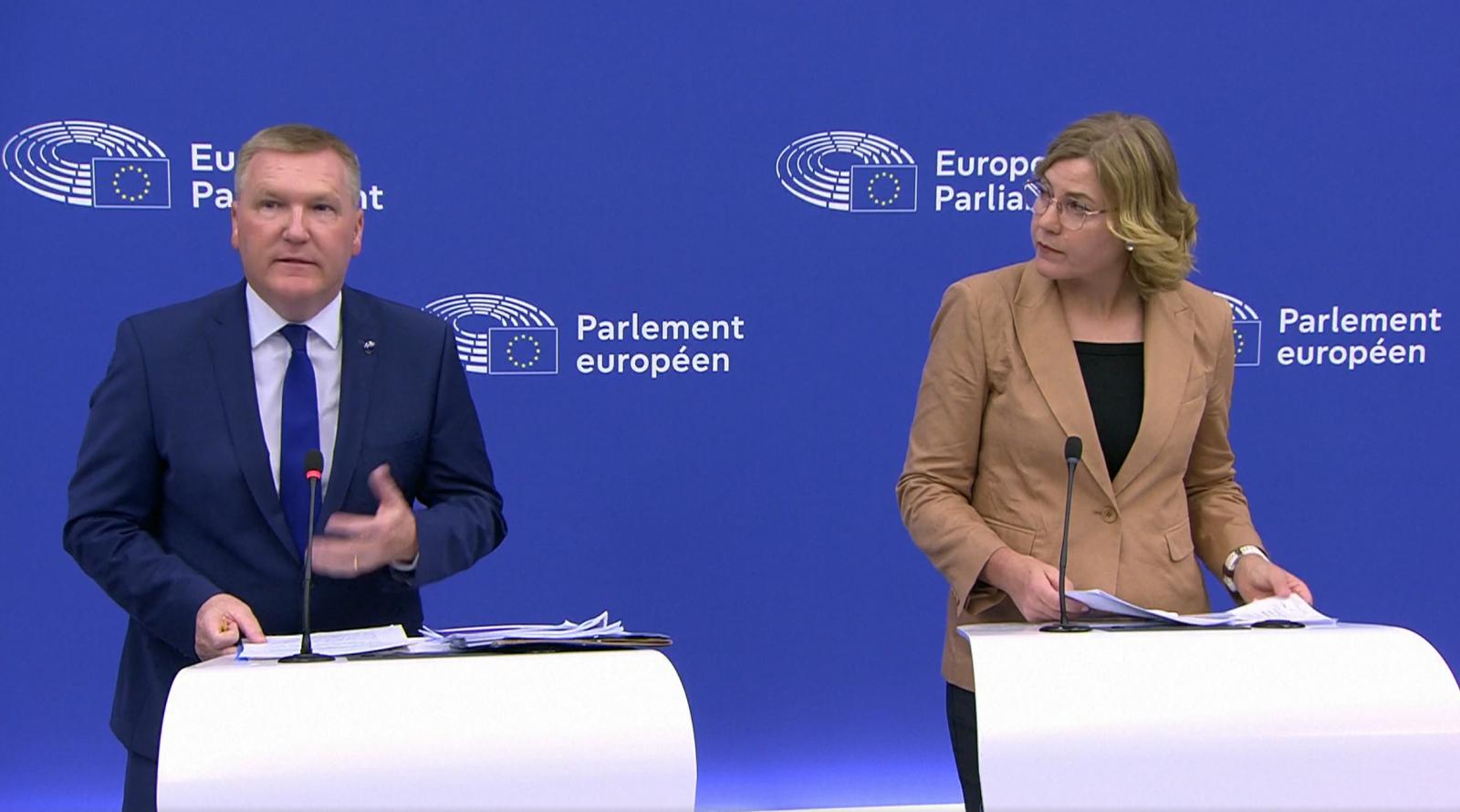 Michael McGrath és Henna Virkkunen a tájékoztatón. Lesújtó képet festettek