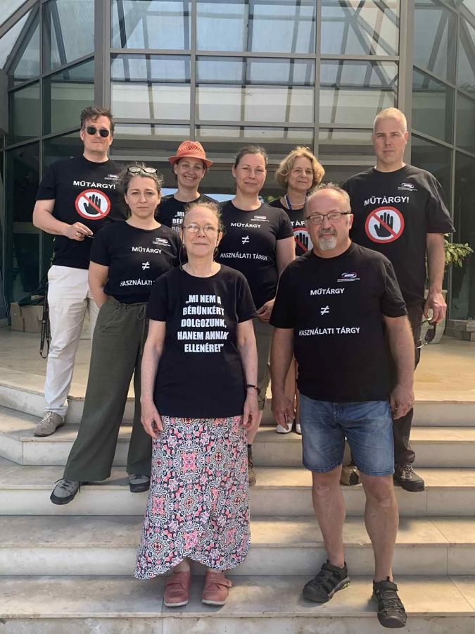 A „Mi nem a bérünkért dolgozunk, hanem annak ellenére” szlogennel indított projekt célja felhívni a figyelmet a bruttó átlagbér alatt kereső szakemberekre