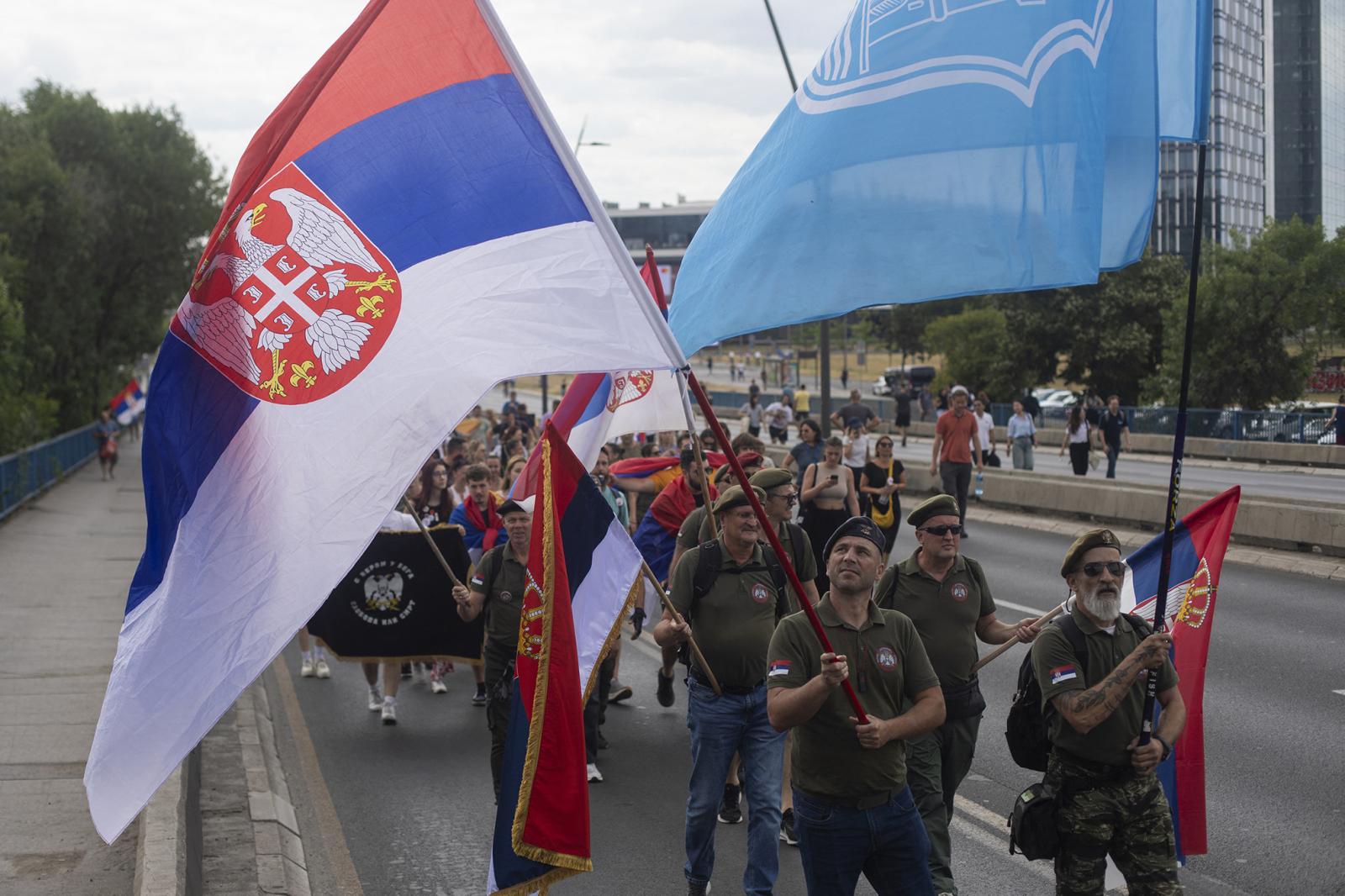 Veterán katonák érkeznek a június 28-i belgrádi tüntetésre, ahol egyértelművé vált: a diákmozgalomban sokan kacérkodnak a nagyszerb nacionalizmussal