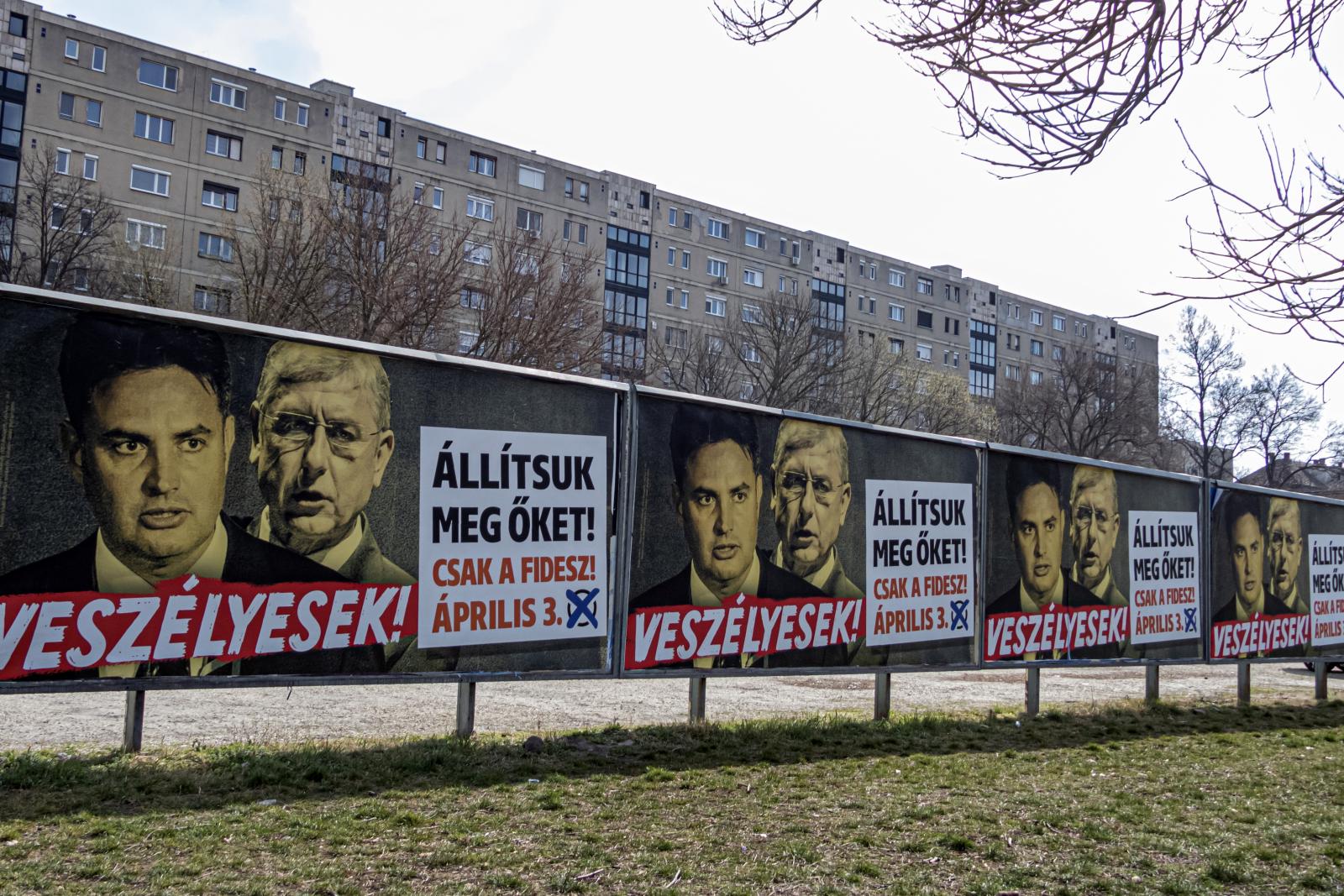 Plakátok. „Vele már nem lehetett nyerni, fekete bárányt csináltak belőle”