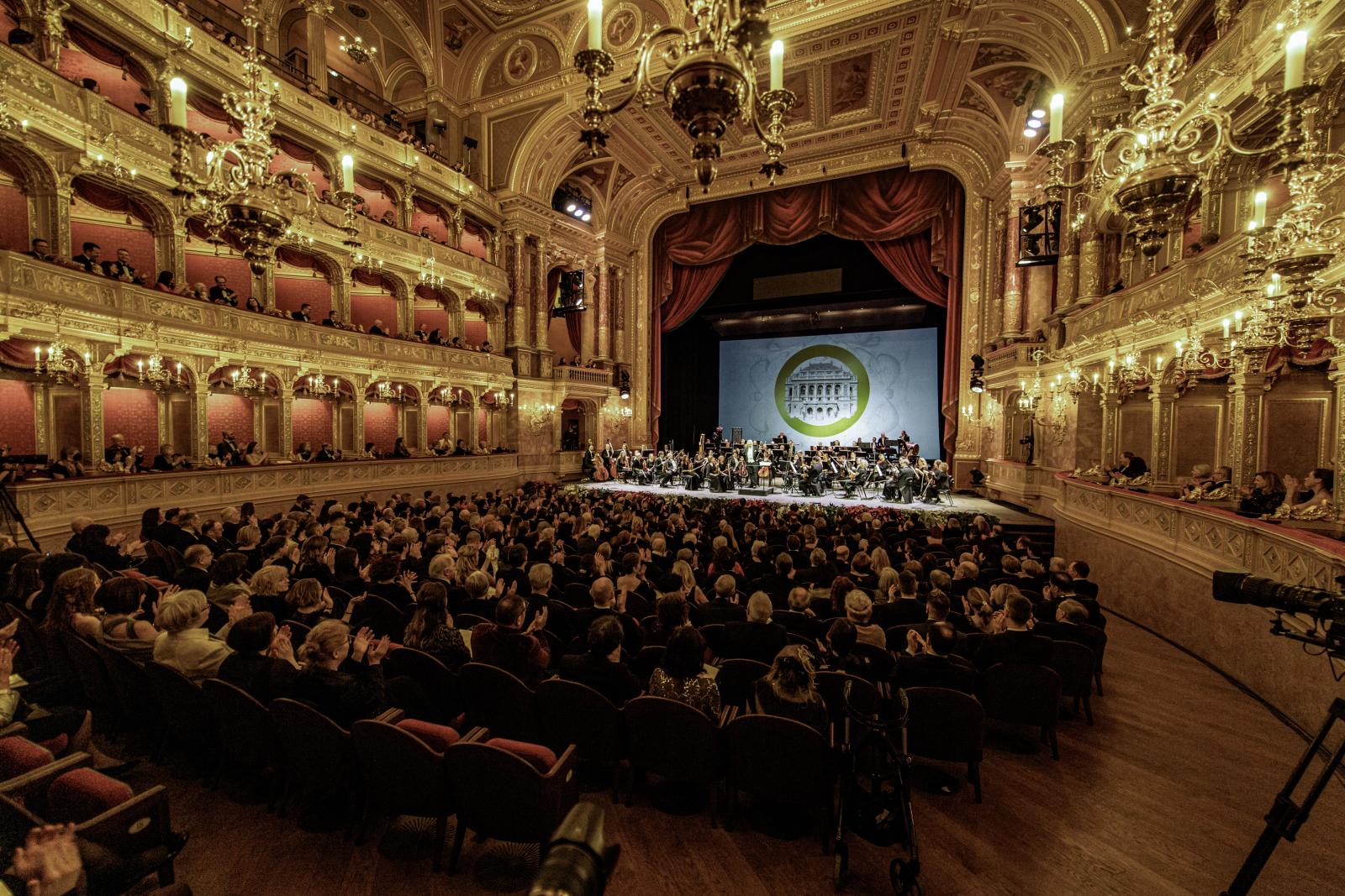 A budapesti operaház vezetése egyelőre a látogatók kényelmét tartja elsődlegesnek, és úgy tűnik, a közönség túlnyomó része erre a kényelemre hivatkozva nem esik át a ló túloldalára