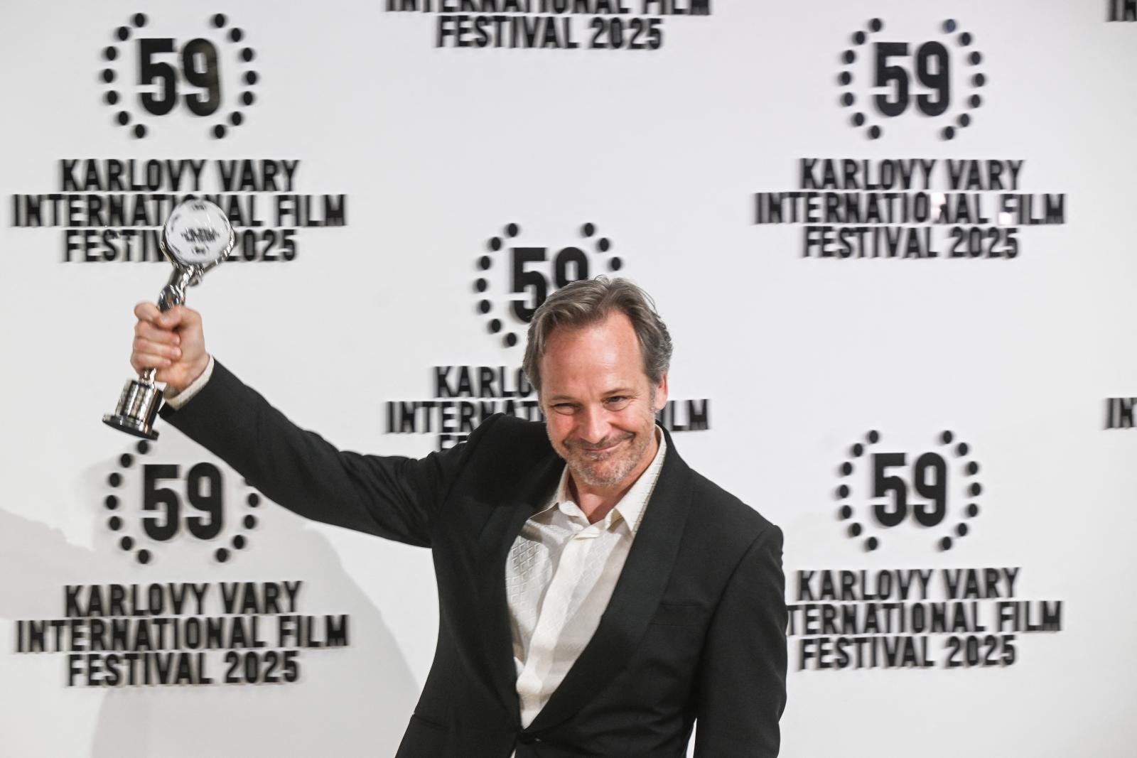 A Karlovy Vary-i Nemzetközi Filmfesztivál zsűrielnöki díjával, a Kristály Glóbusszal 2025. július 4-én