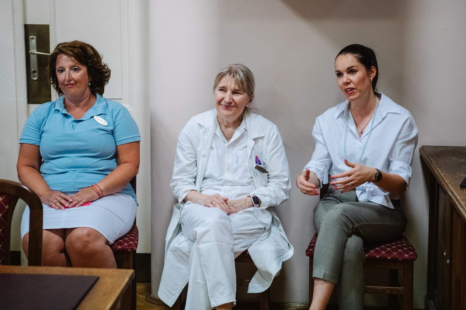 Balázsné Deli Anikó főnővér, Orvos Hajnalka gyermekgyógyász-neonatológus, a szegedi klinika szülészeti és nőgyógyászati osztályának vezetője, és Asztalos Kata, a szegedi MCC képviselet-vezetője, a kurzus tantárgyfelelőse