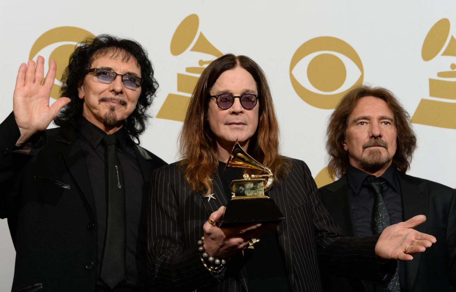 A Black Sabbath három tagja, a gitáros Tony Iommi, az énekes Ozzy Osbourne és a basszusgitáros Geezer Butler 2014-ben. Az akkori felállásban nem játszó dobos, Bill Ward hiányzik a képről