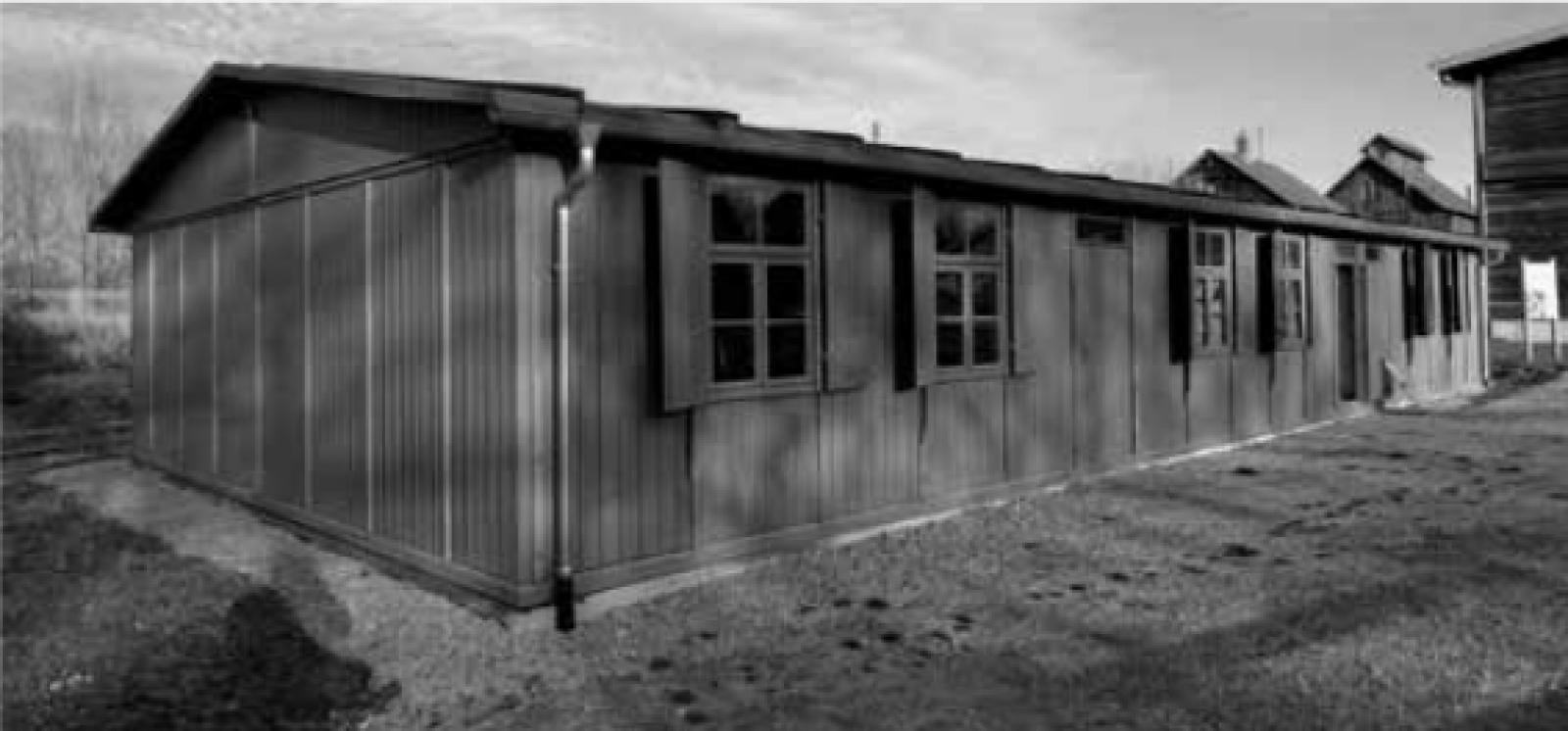 Az eredetileg
18 munkás
elhelyezésére
tervezett barakk,
amelyben 115 nőt
zsúfoltak össze