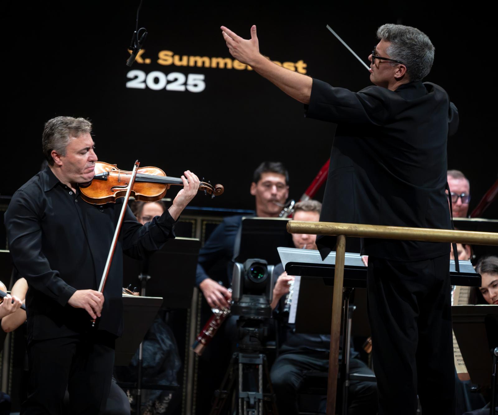 Maxim Vengerov és Kelemen Barnabás a vasárnapi finálén: a háborúk áldozataiért is muzsikáltak